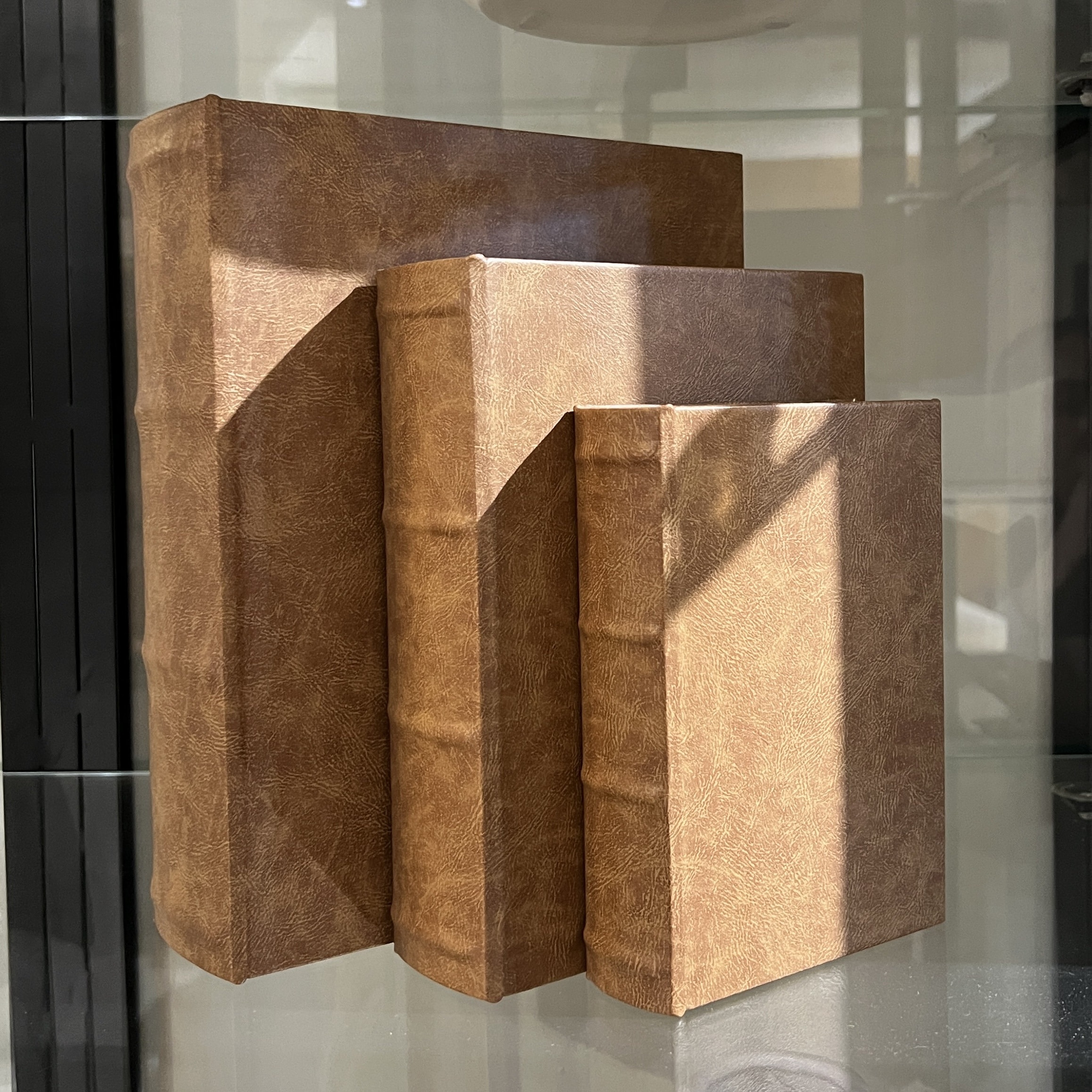 ספר אחסון מעוצב קאדו דמוי עור חום כאמל יוקרתי דגם איקו ספר אחסון מעוצב קאדו דמוי עור חום כאמל יוקרתי דגם איקו