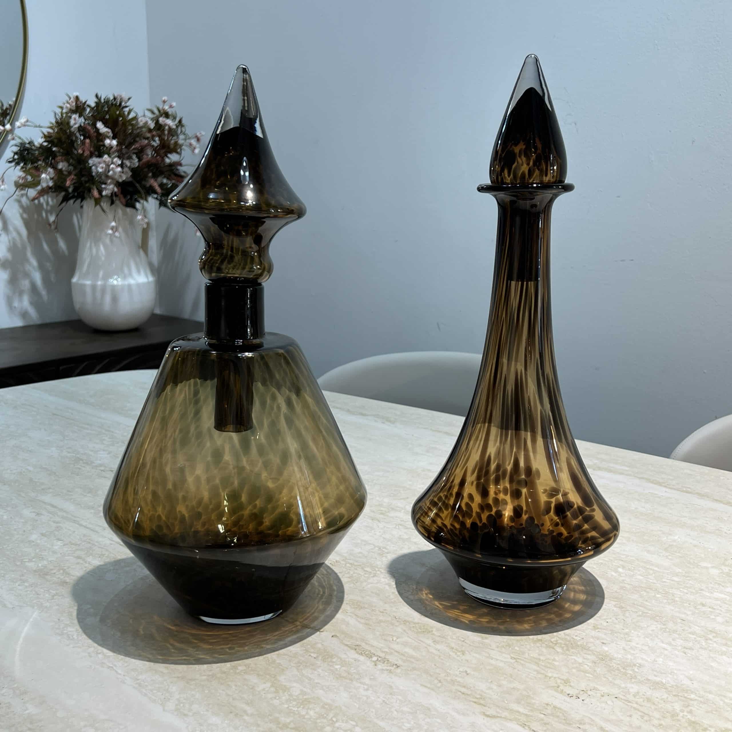 כלי דקורציה זכוכית יוקרתית אמבר חום עם פקק שפיץ דגם איקו כלי דקורציה זכוכית יוקרתית אמבר חום עם פקק שפיץ דגם איקו