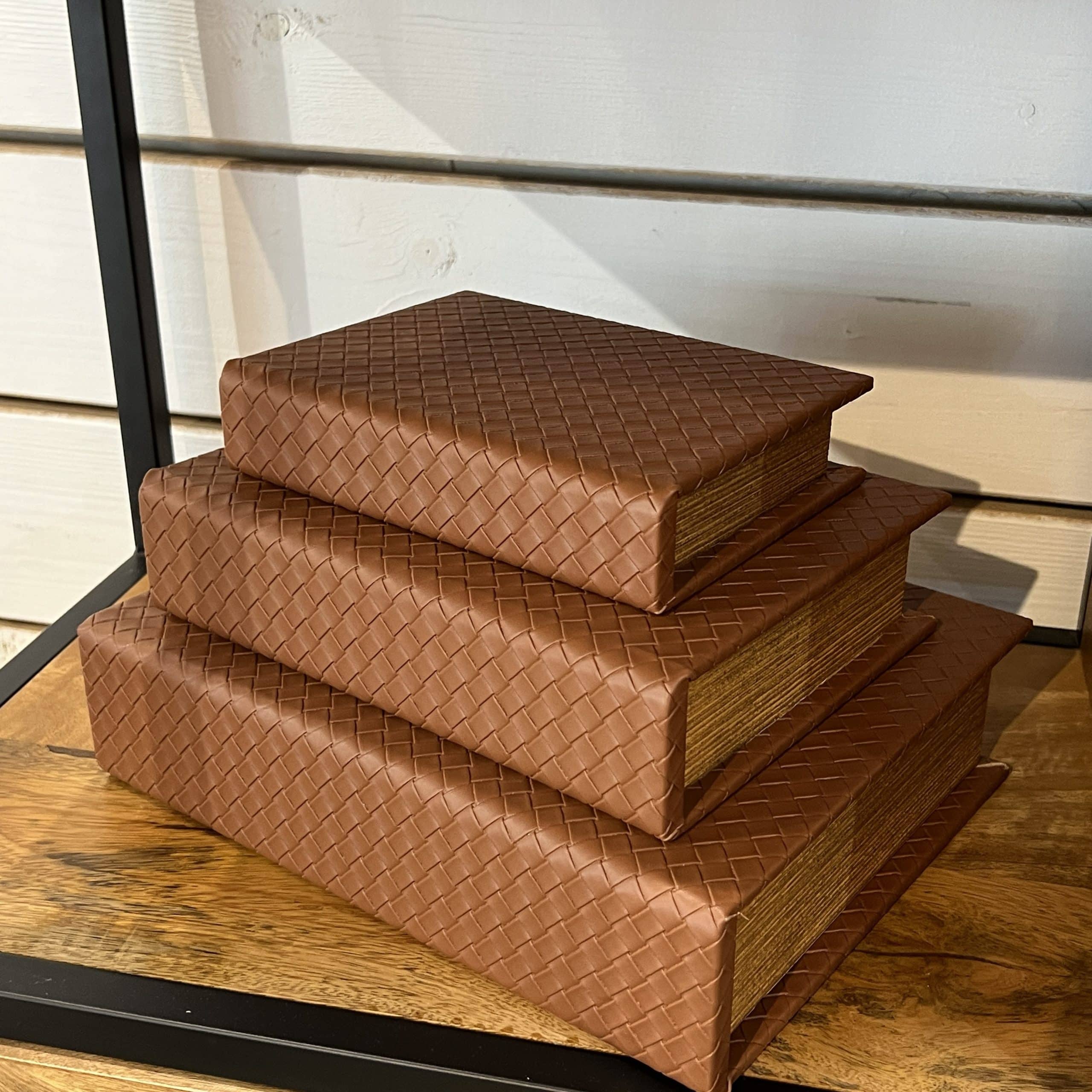 ספר אחסון מיוחד דמוי עור חום קלוע דגם איקו ספר אחסון מיוחד דמוי עור חום קלוע דגם איקו