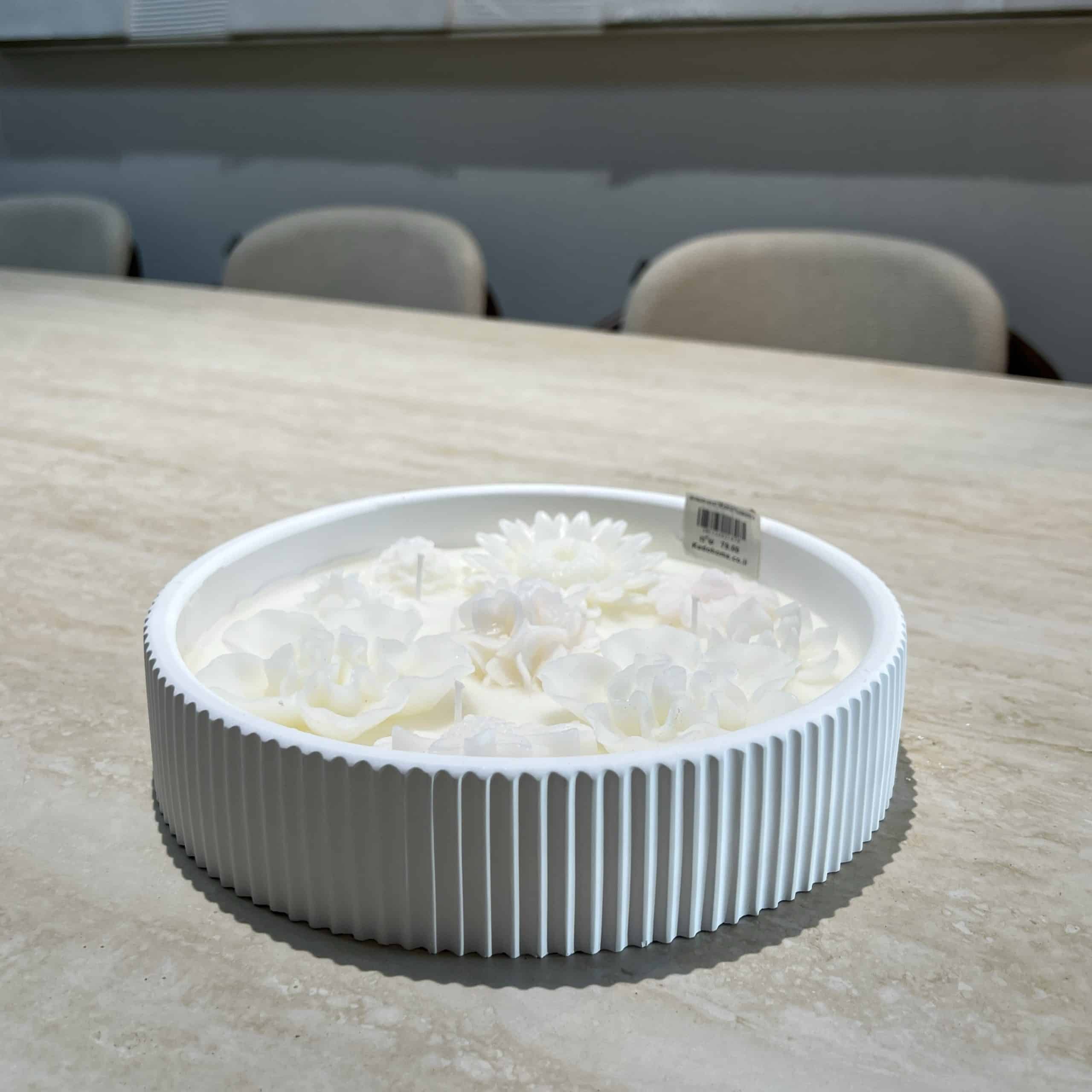 כלי נרות פרחים שמנת בכלי לבן פסים 19/5 דגם איקו כלי נרות פרחים שמנת בכלי לבן פסים 19/5 דגם איקו