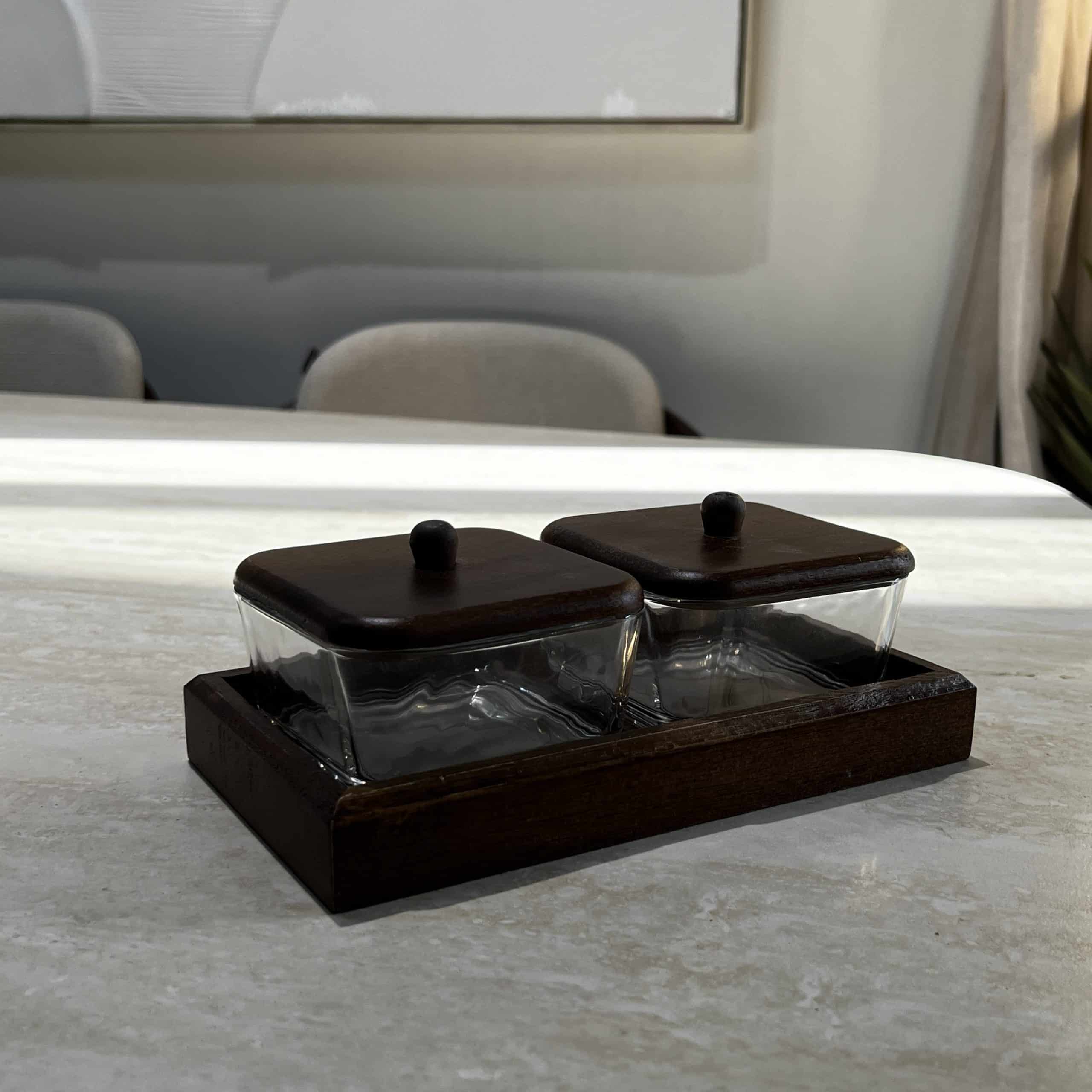 סט 2 צנצנות מרובעות זכוכית מכסי עץ על מגש עץ דגם איקו סט 2 צנצנות מרובעות זכוכית מכסי עץ על מגש עץ דגם איקו