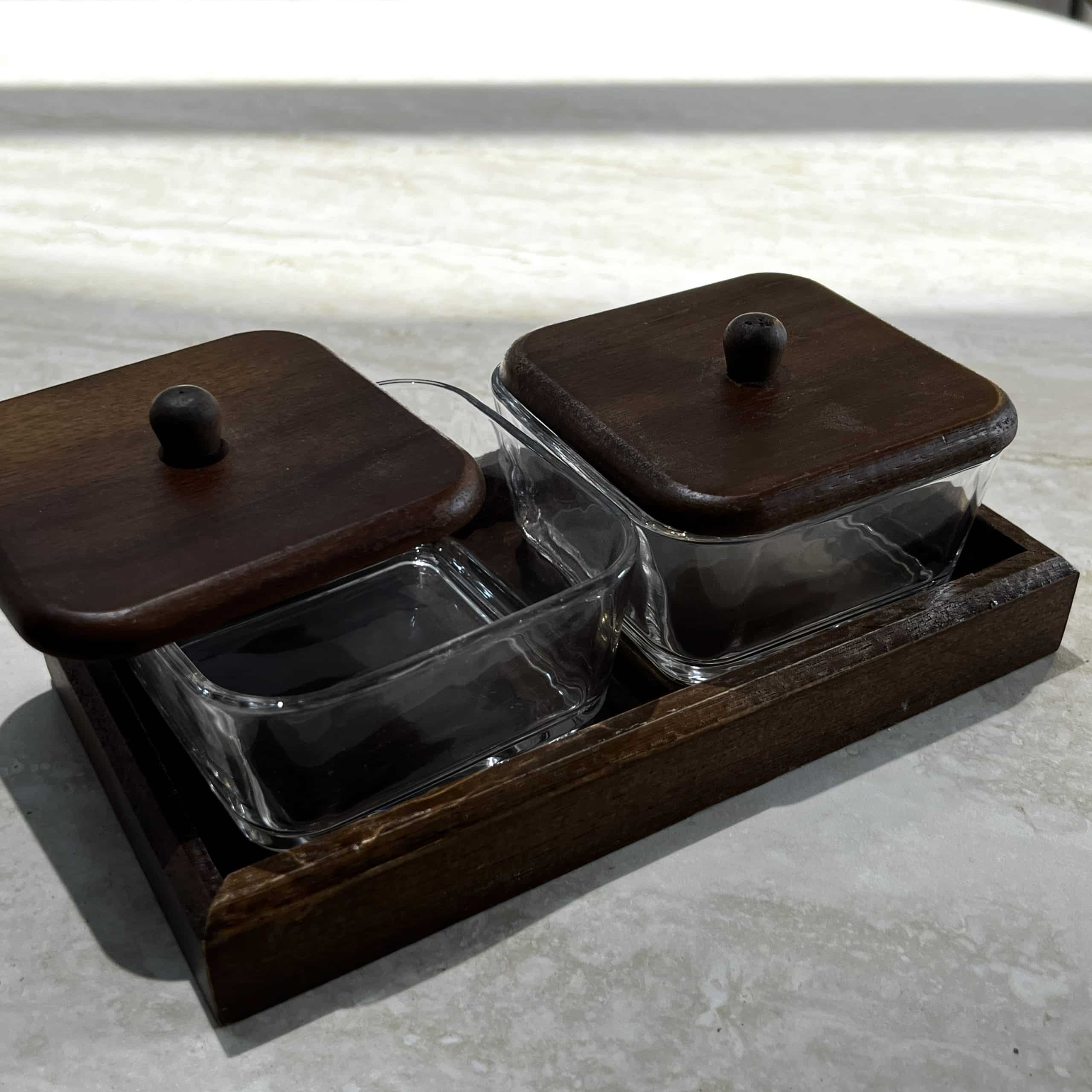 סט 2 צנצנות מרובעות זכוכית מכסי עץ על מגש עץ דגם איקו סט 2 צנצנות מרובעות זכוכית מכסי עץ על מגש עץ דגם איקו