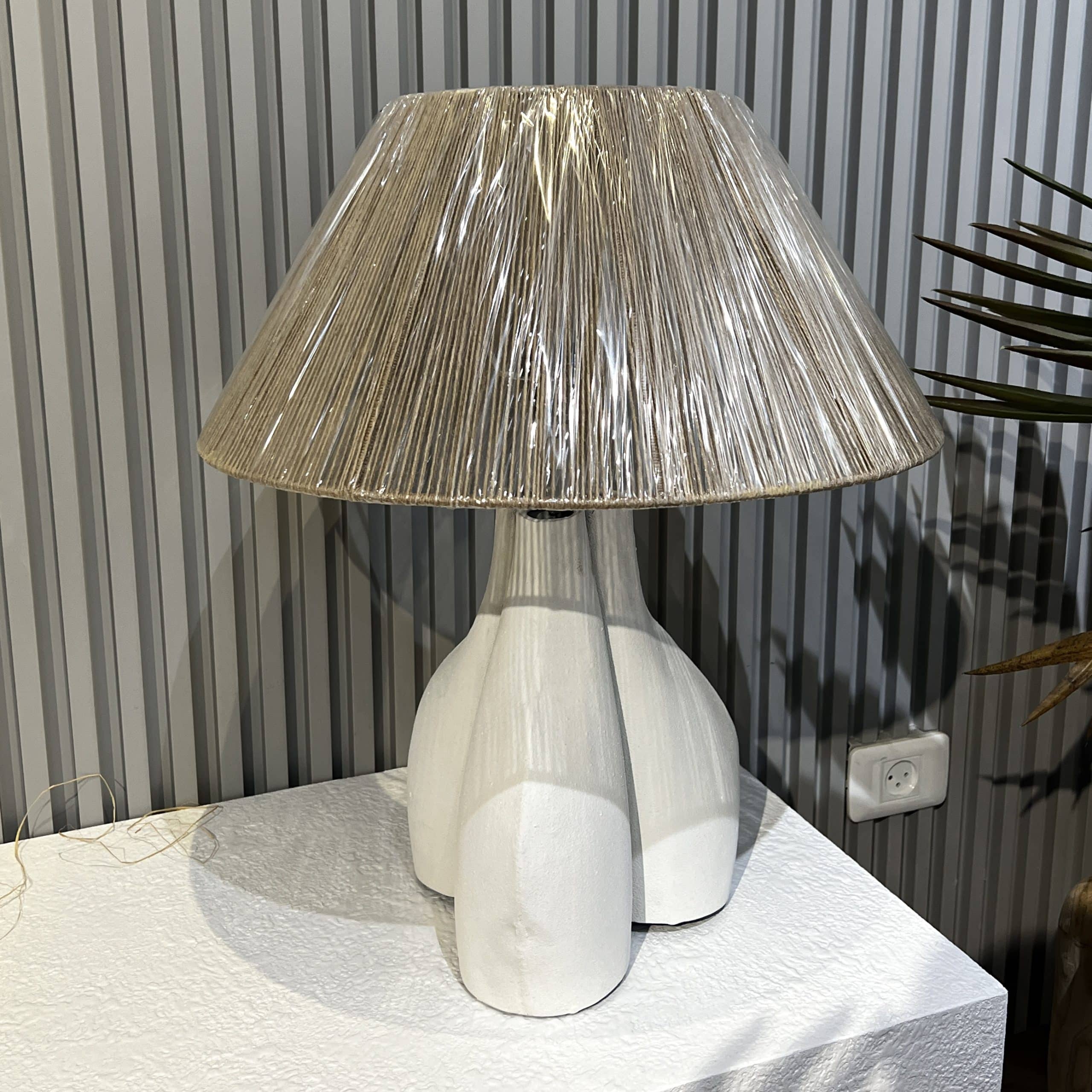 מנורה מעוצבת בטון בייס רחבה דגם שאנטי מנורה מעוצבת בטון בייס רחבה דגם שאנטי