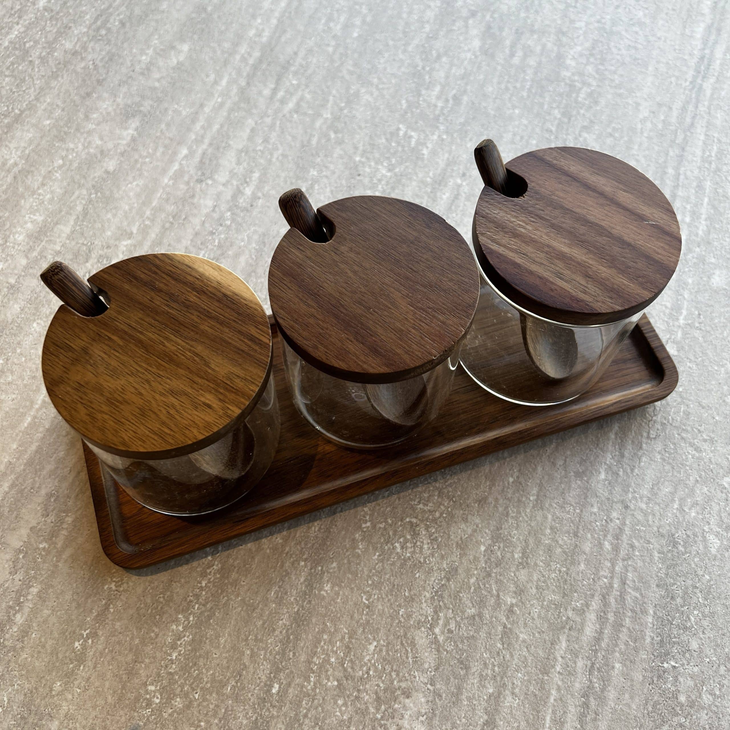 סט 3 צנצנות עגולות זכוכית מכסי עץ עם כפיות דגם איקו סט 3 צנצנות עגולות זכוכית מכסי עץ עם כפיות דגם איקו
