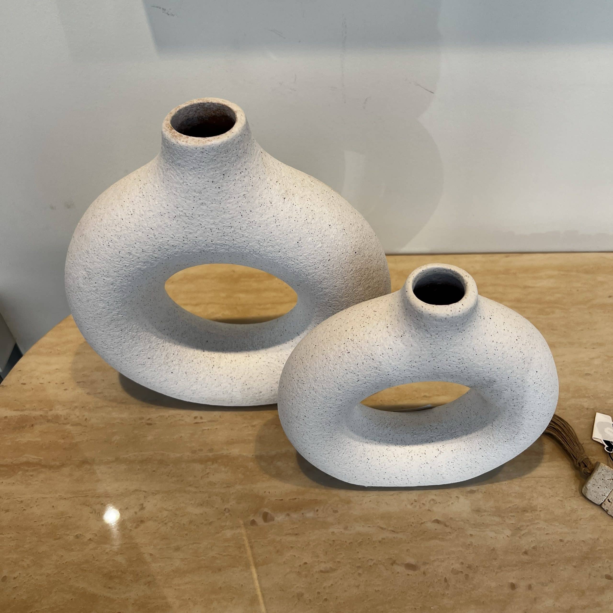 כד קרמיקה מעוצב לבן פיה צרה עיגול באמצע דגם איקו כד קרמיקה מעוצב לבן פיה צרה עיגול באמצע דגם איקו