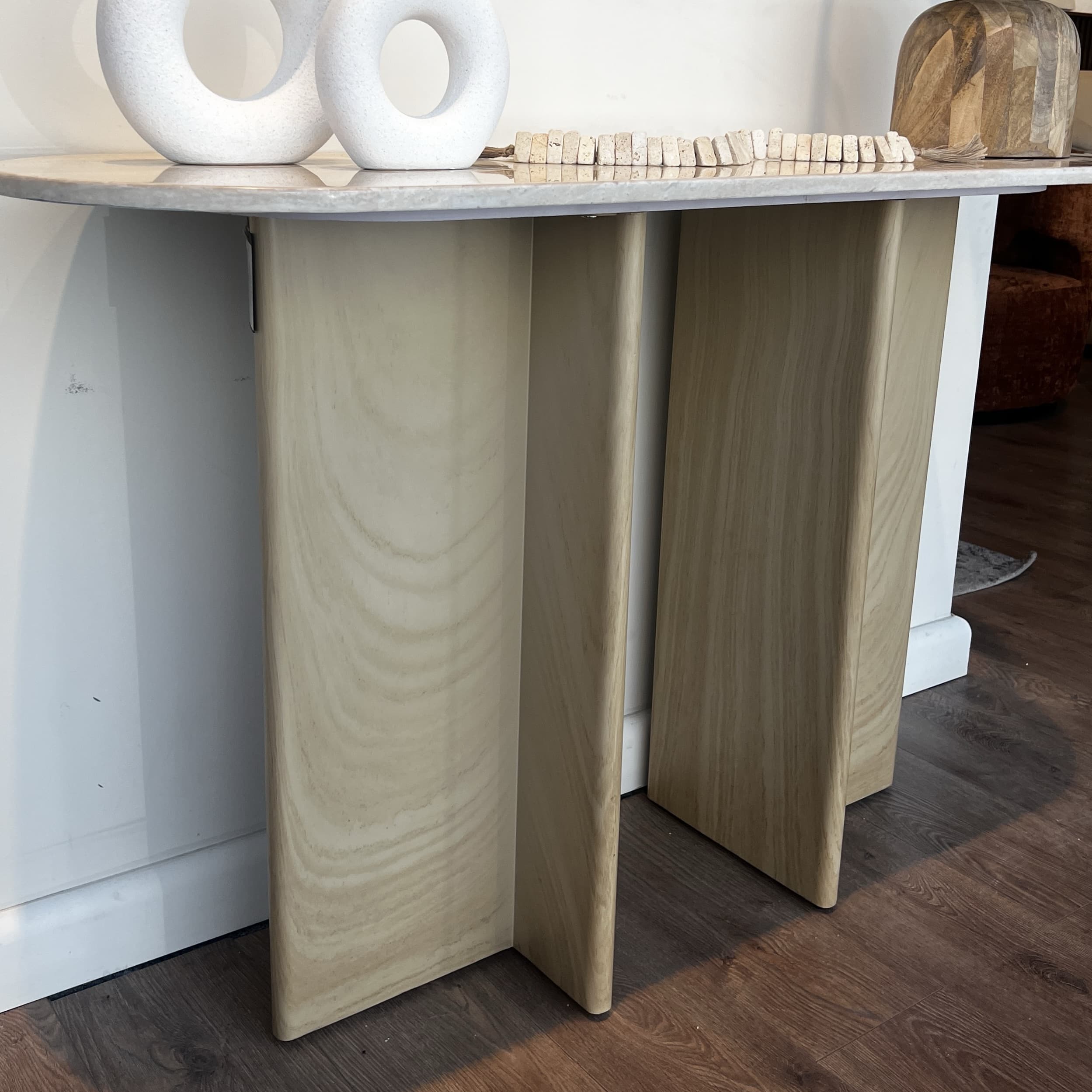 קונסולה מעוצבת טרוורטין פינות עגולות רגליים פרינט עץ דגם סופיטל