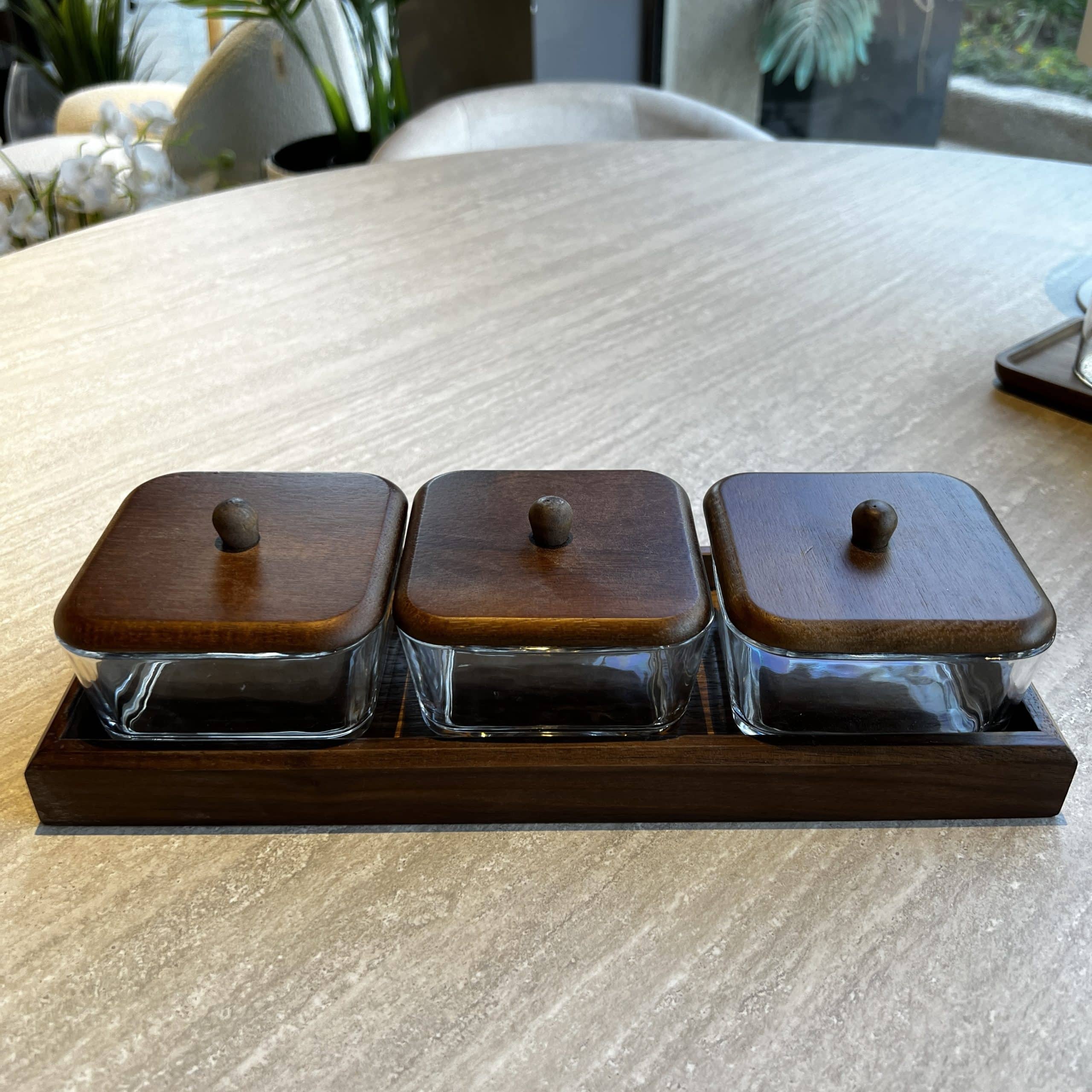 סט 3 צנצנות מרובעות זכוכית מכסי עץ על מגש עץ דגם איקו סט 3 צנצנות מרובעות זכוכית מכסי עץ על מגש עץ דגם איקו