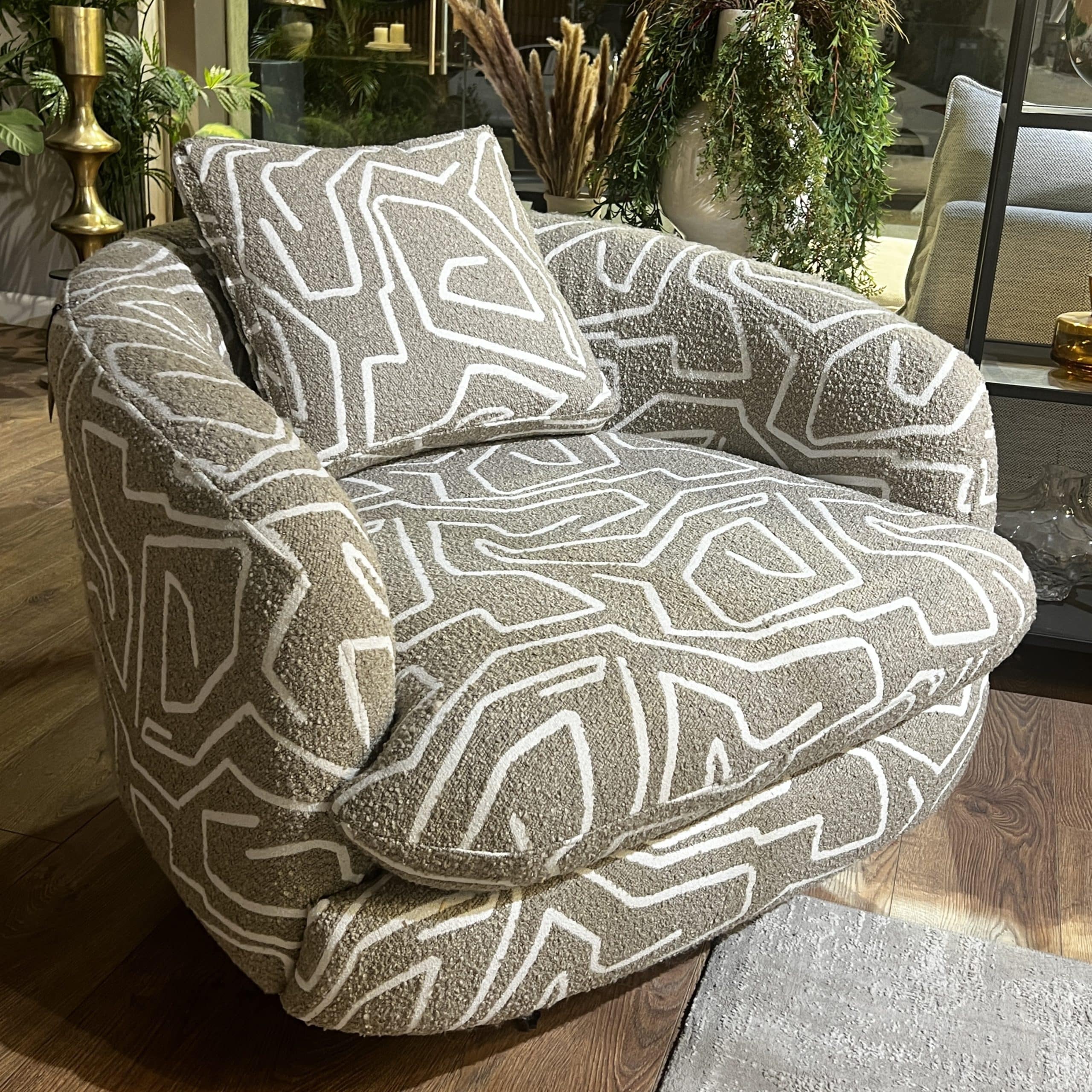 כורסא מסתובבת דגם פופה אחרונה במלאי!