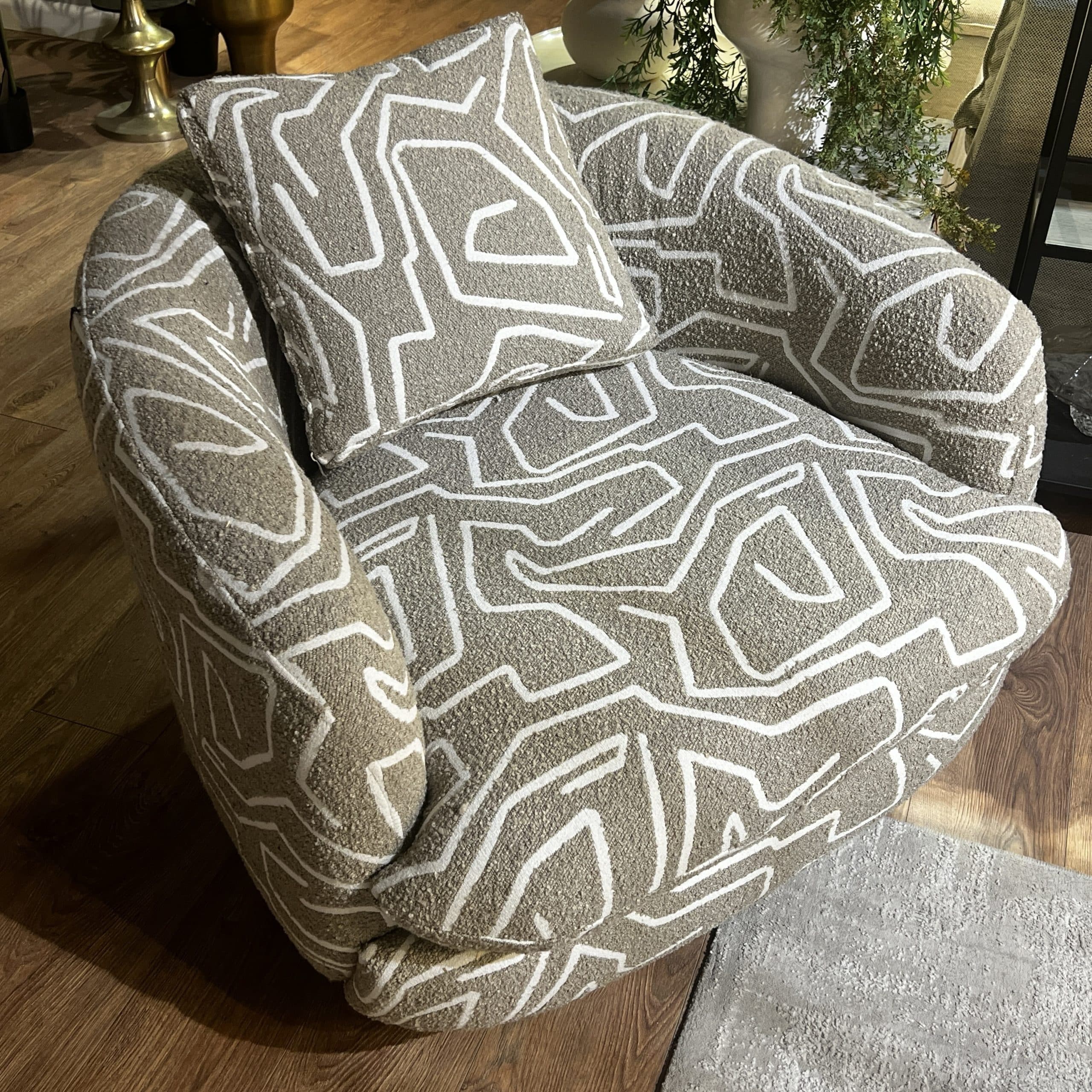 כורסא מסתובבת דגם פופה אחרונה במלאי!