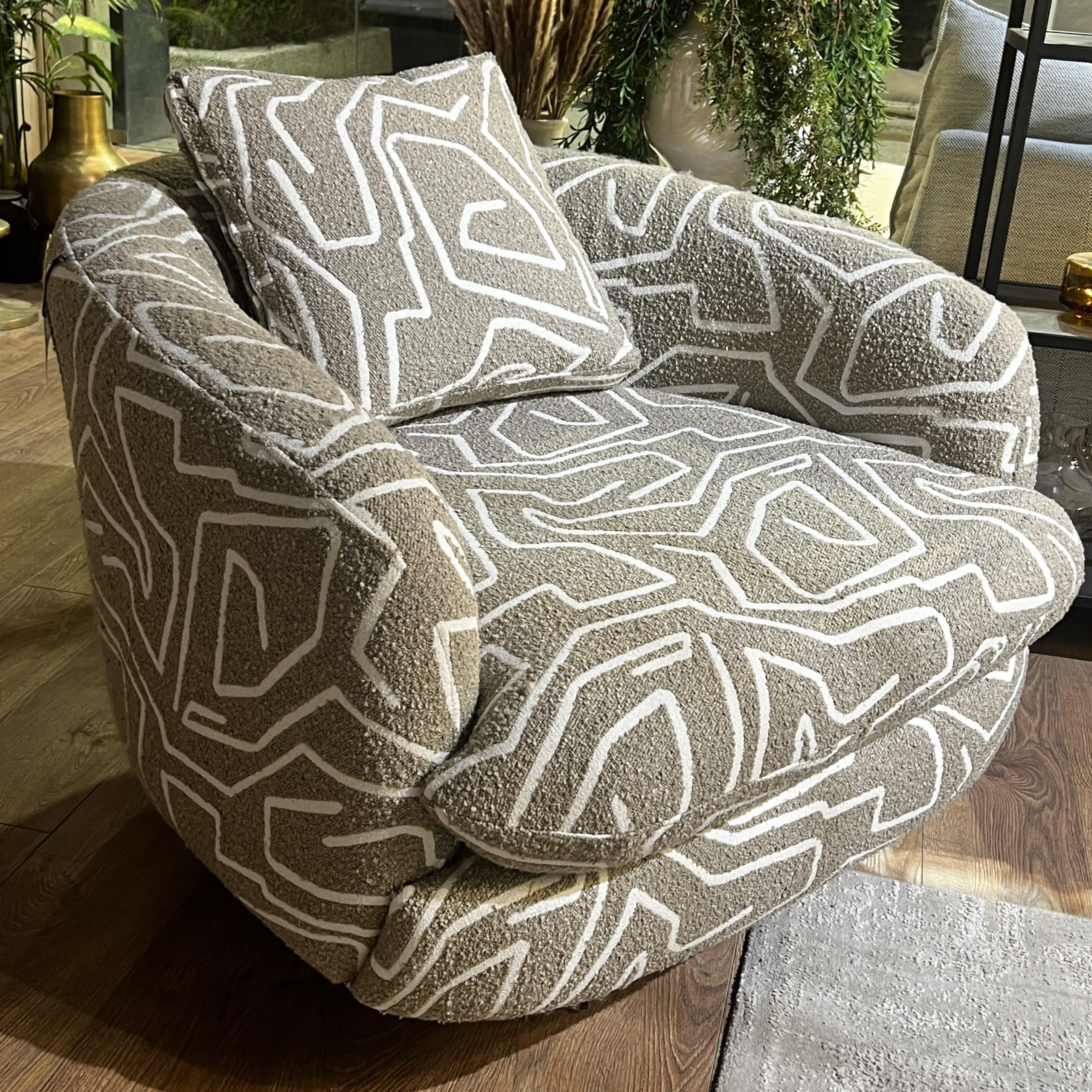 כורסא מסתובבת דגם פופה אחרונה במלאי!