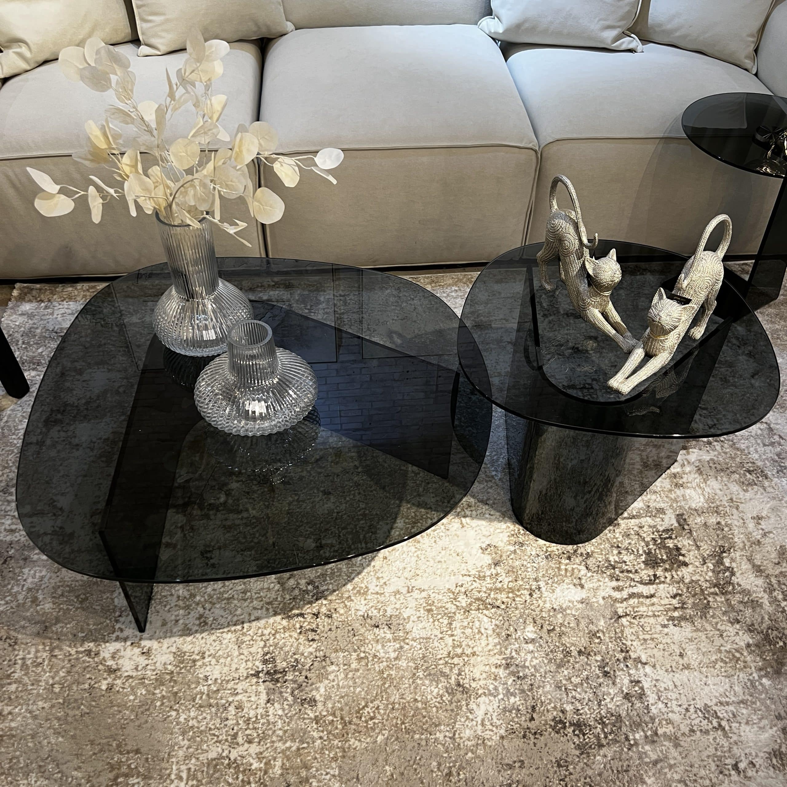 שולחן סלון יוקרתי עגול רגל U זכוכית מחוסמת אפורה דגם פלור- במלאי!! שולחן סלון יוקרתי עגול רגל U זכוכית מחוסמת אפורה דגם פלור- במלאי!!