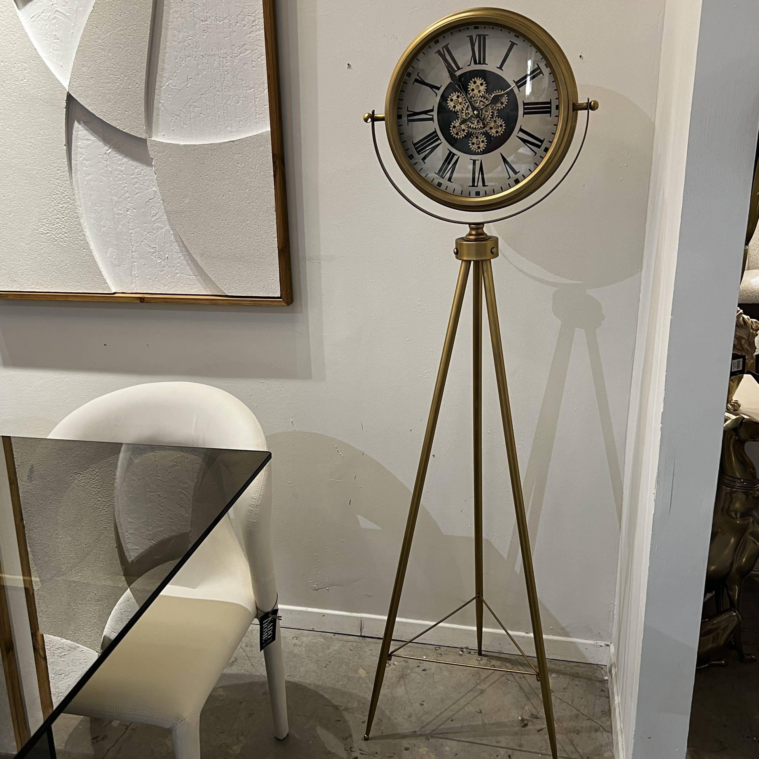 שעון רצפתי ברזל זכוכית רקע לבן רגל זהב דגם איקו שעון רצפתי ברזל זכוכית רקע לבן רגל זהב דגם איקו