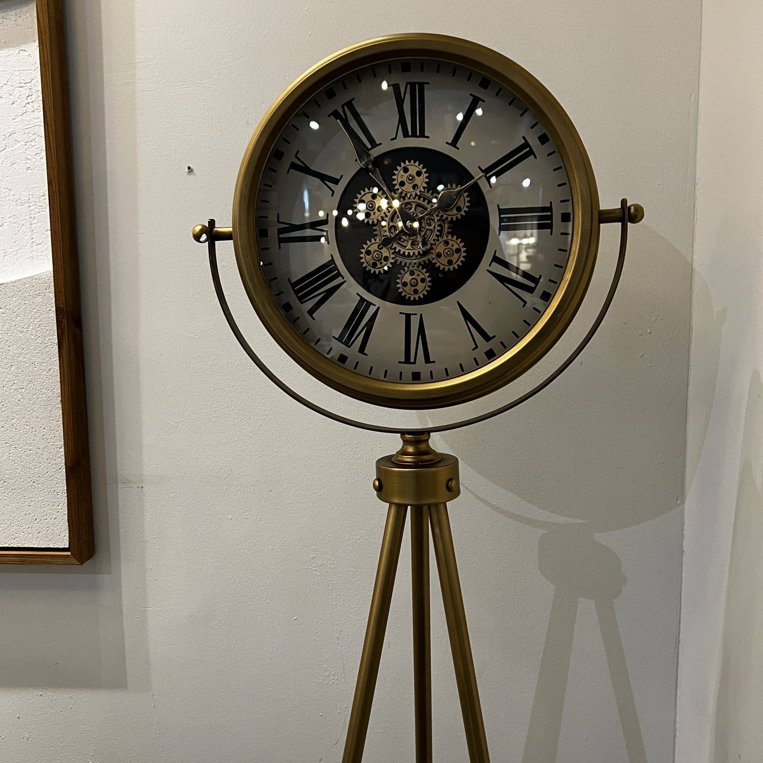 שעון רצפתי ברזל זכוכית רקע לבן רגל זהב דגם איקו שעון רצפתי ברזל זכוכית רקע לבן רגל זהב דגם איקו