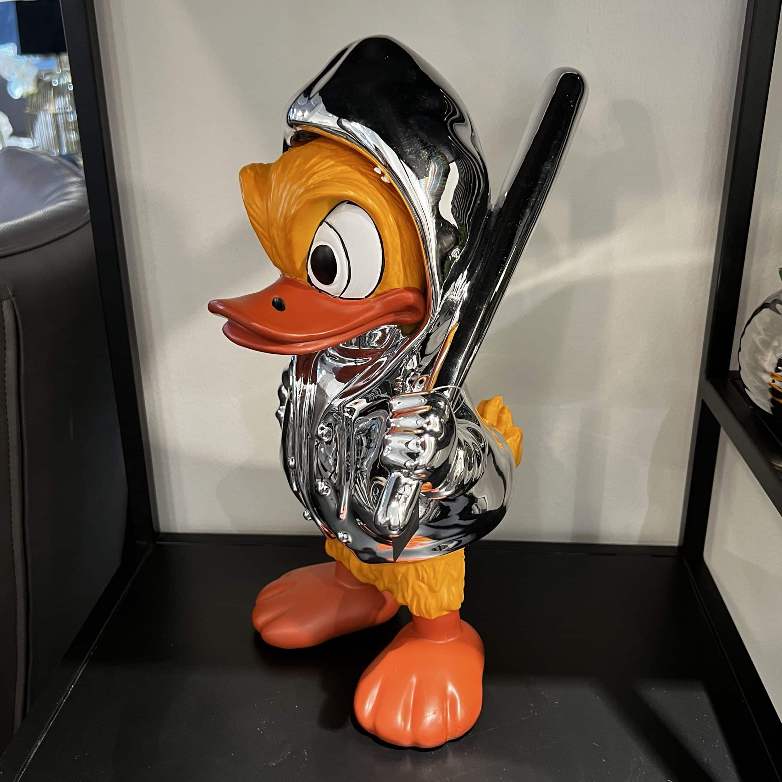 פסל דונלד דאק עומד ניקל דגם איקו פסל דונלד דאק עומד ניקל דגם איקו