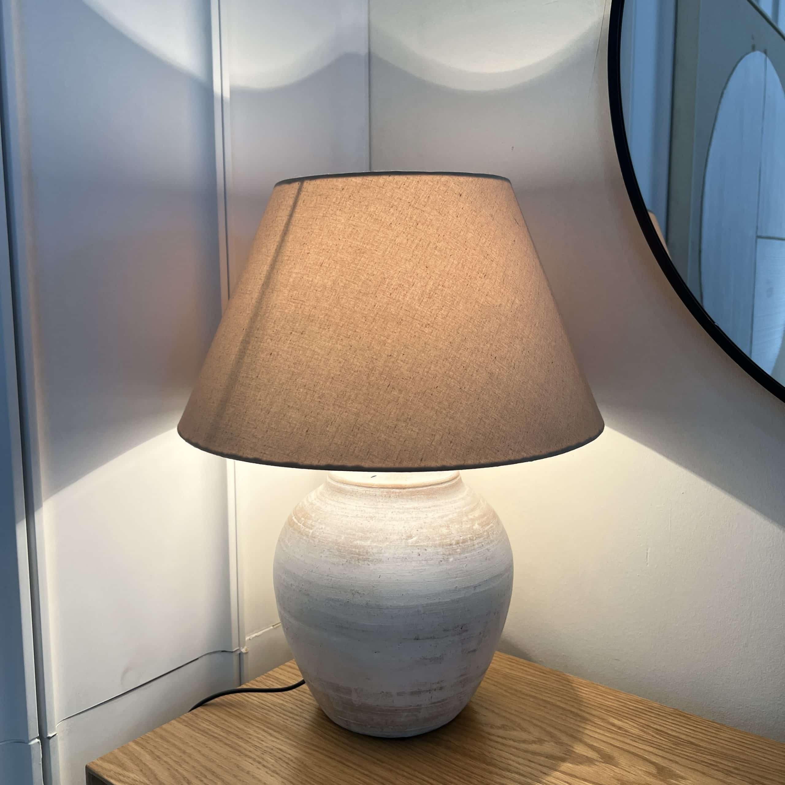 מנורה מעוצבת ״סהרה״ טרקוטה בסיס עגול דגם שאנטי מנורה מעוצבת ״סהרה״ טרקוטה בסיס עגול דגם שאנטי