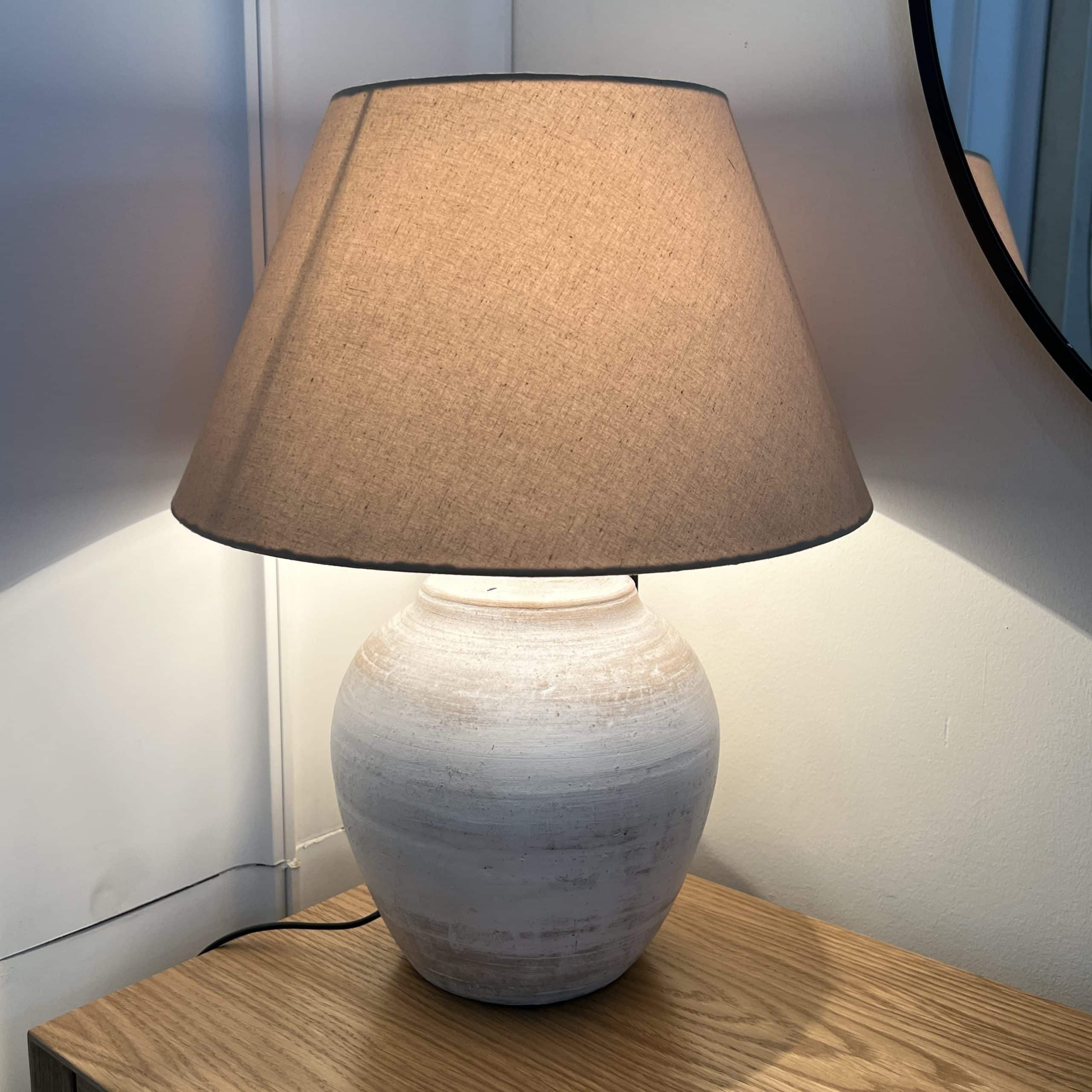 מנורה מעוצבת ״סהרה״ טרקוטה בסיס עגול דגם שאנטי מנורה מעוצבת ״סהרה״ טרקוטה בסיס עגול דגם שאנטי