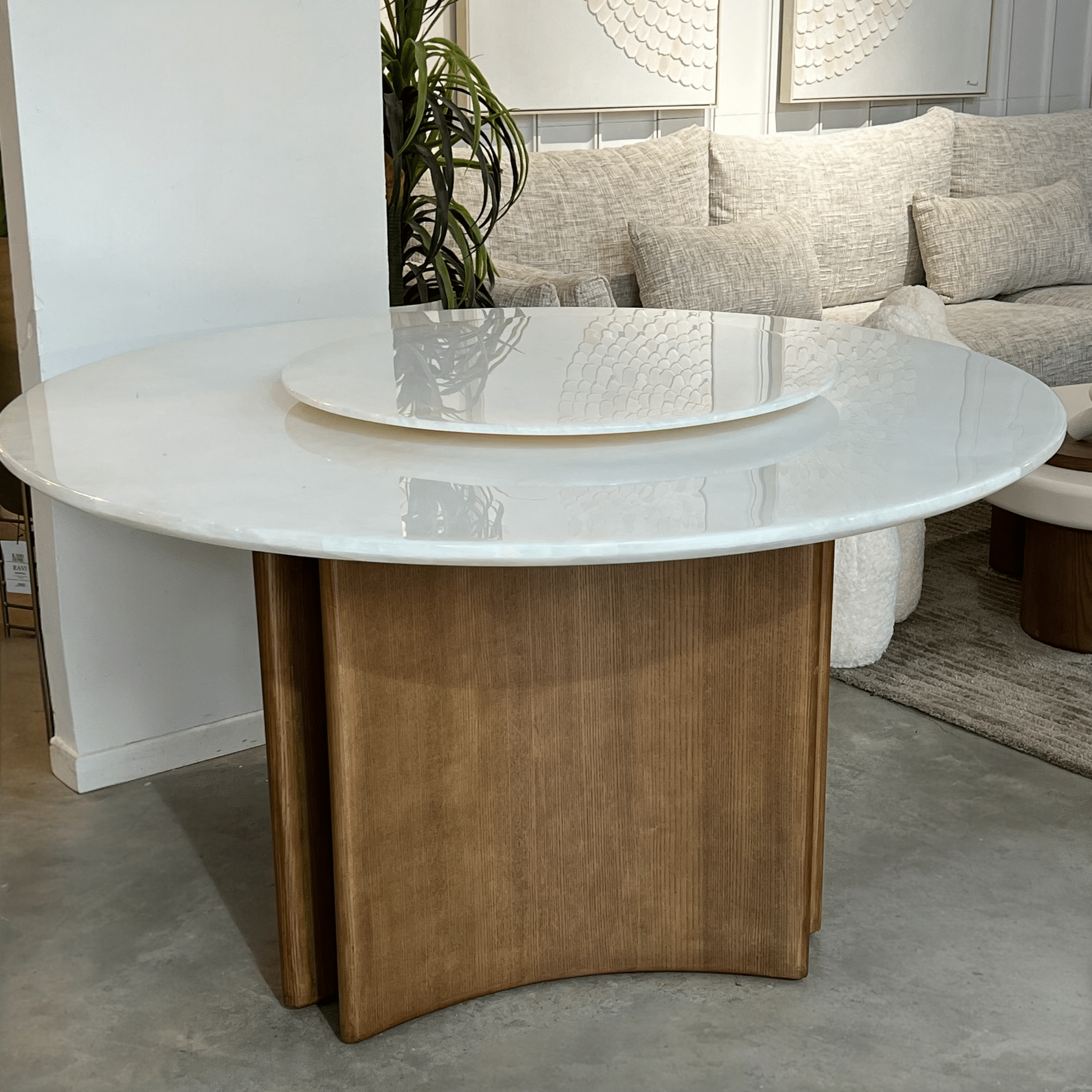 שולחן אוכל יוקרתי עגול מרבל לבן רגל עץ אגוז דגם סופיטל שולחן אוכל יוקרתי עגול מרבל לבן רגל עץ אגוז דגם סופיטל