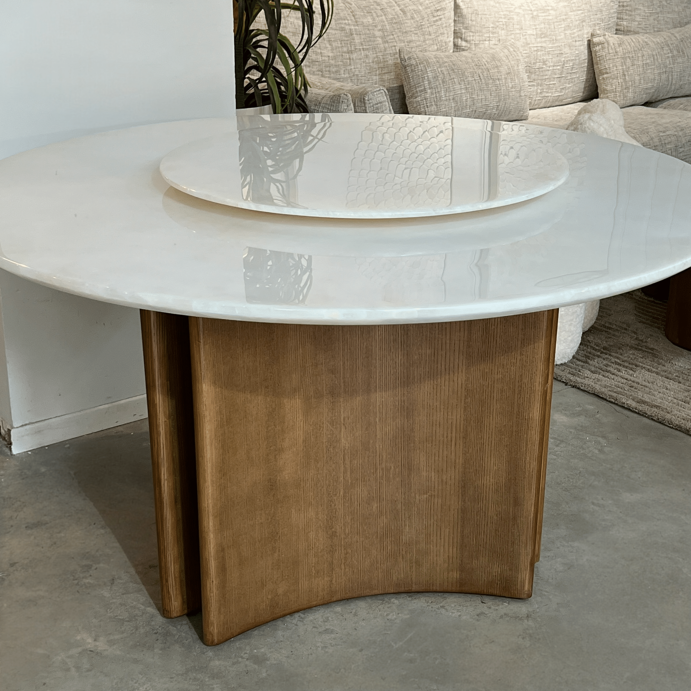 שולחן אוכל יוקרתי עגול מרבל לבן רגל עץ אגוז דגם סופיטל שולחן אוכל יוקרתי עגול מרבל לבן רגל עץ אגוז דגם סופיטל