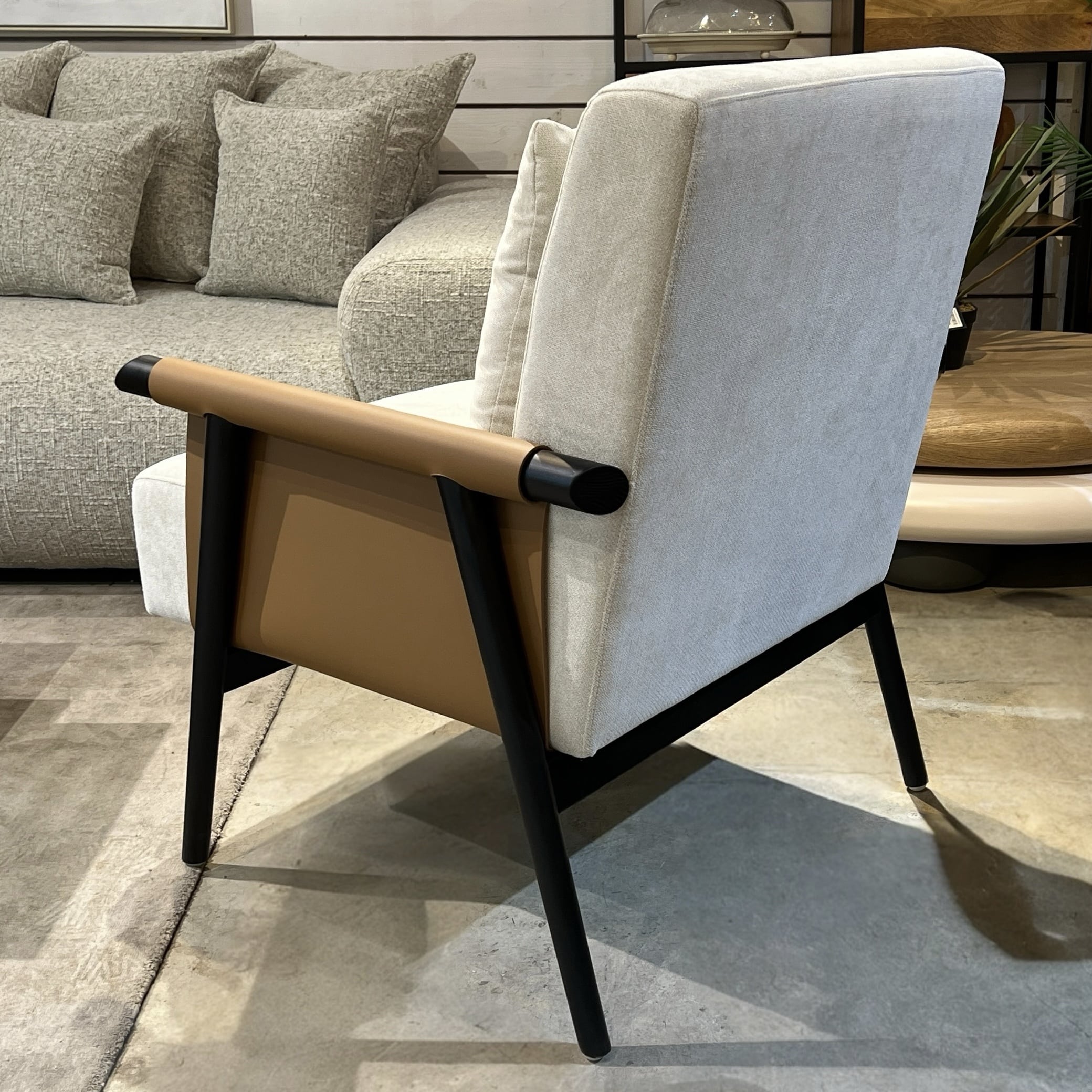 כורסא רולי אריג אבן שילוב דמוי עור כאמל רגל עץ שחורה דגם סופיטל כורסא רולי אריג אבן שילוב דמוי עור כאמל רגל עץ שחורה דגם סופיטל