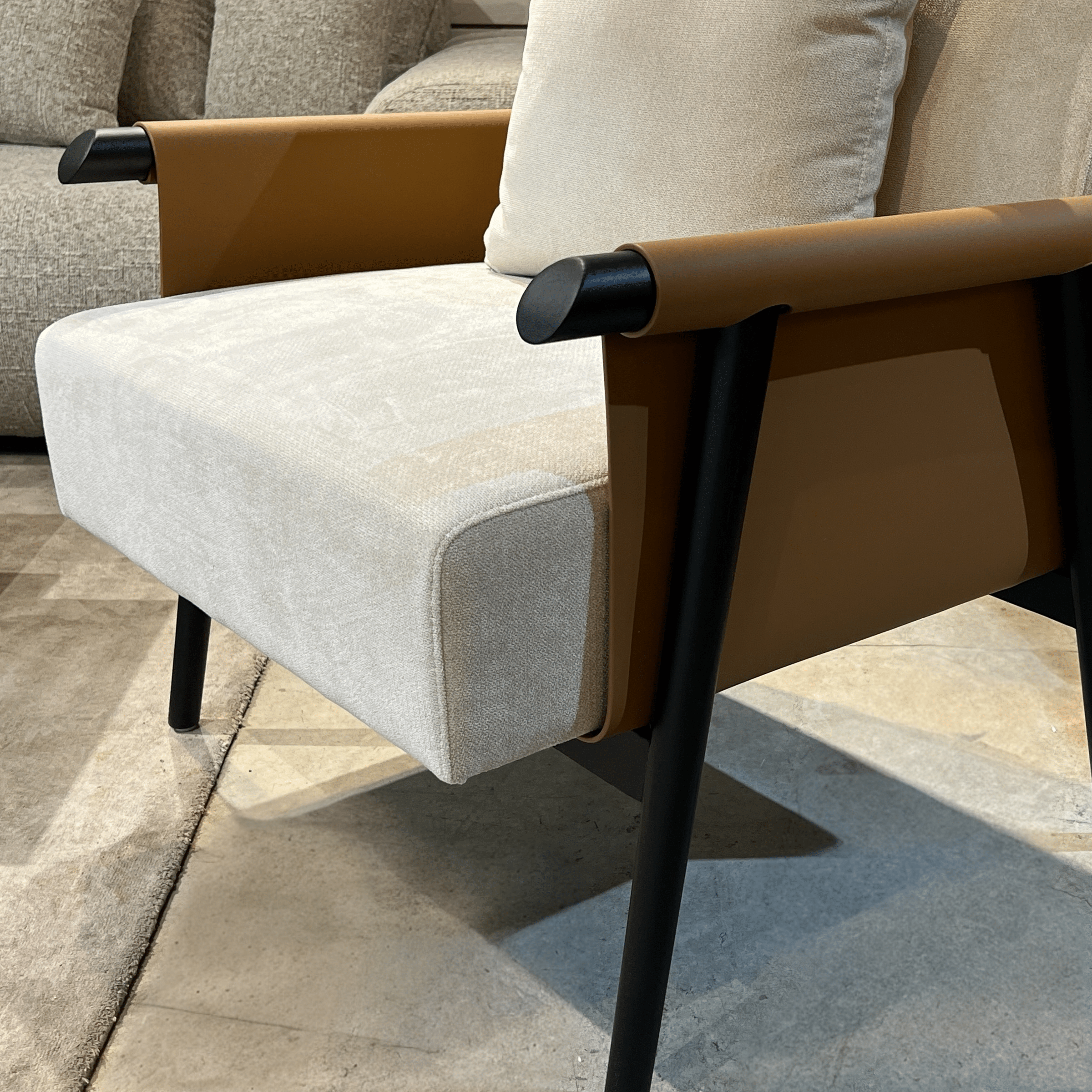 כורסא רולי אריג אבן שילוב דמוי עור כאמל רגל עץ שחורה דגם סופיטל כורסא רולי אריג אבן שילוב דמוי עור כאמל רגל עץ שחורה דגם סופיטל