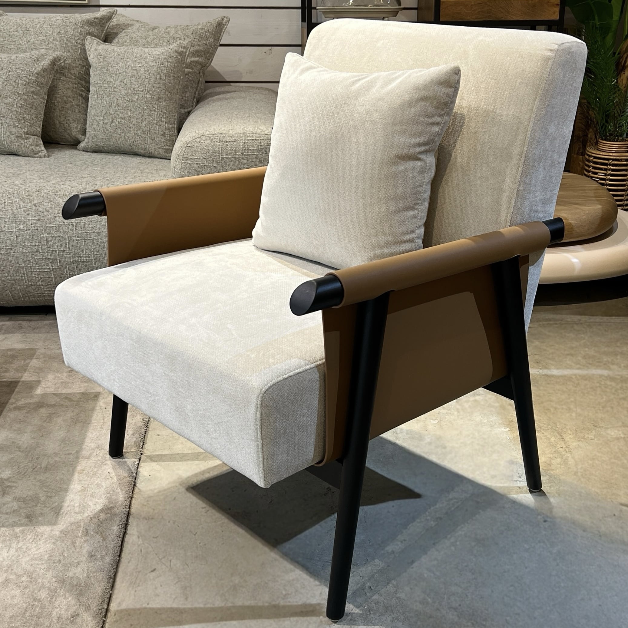 כורסא רולי אריג אבן שילוב דמוי עור כאמל רגל עץ שחורה דגם סופיטל כורסא רולי אריג אבן שילוב דמוי עור כאמל רגל עץ שחורה דגם סופיטל