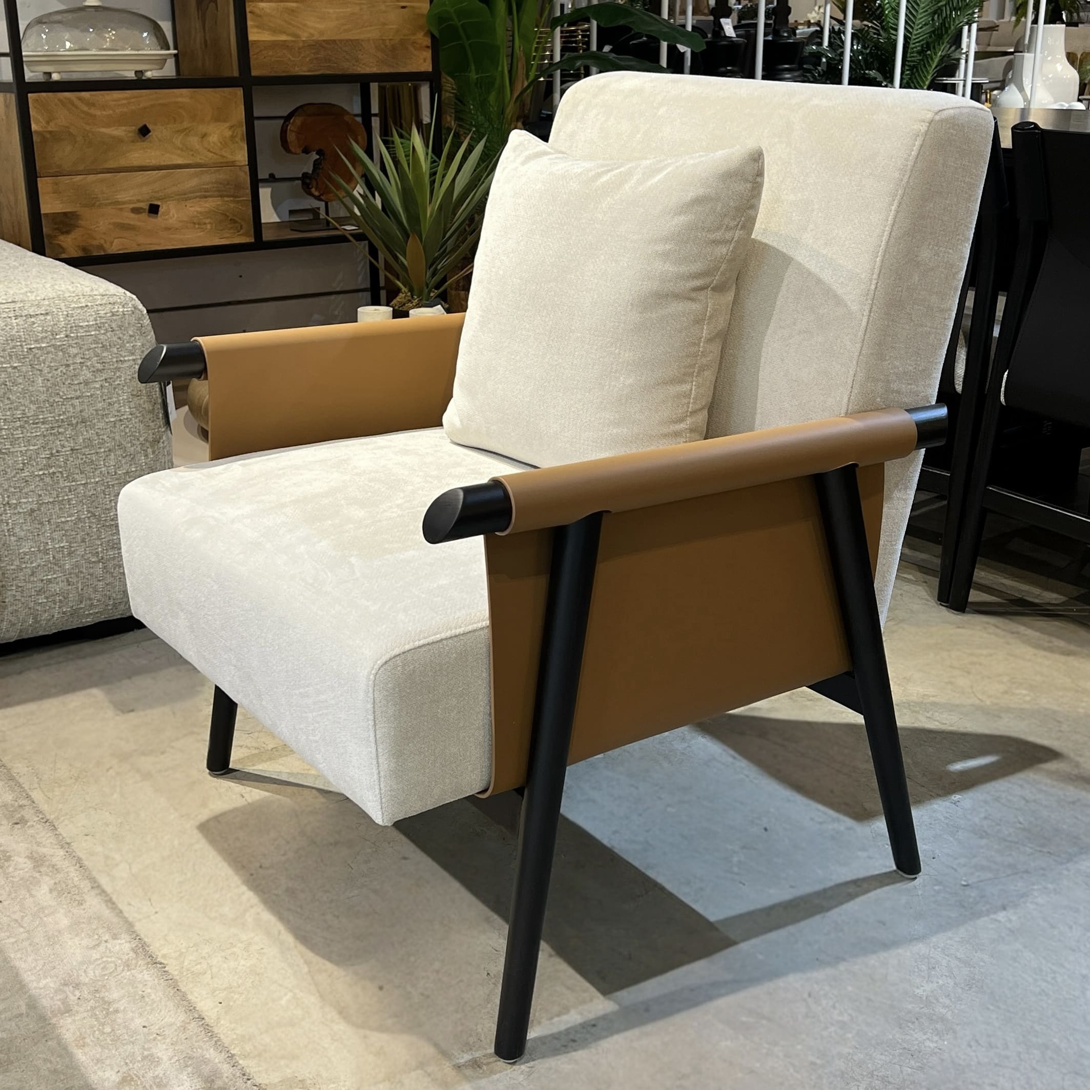 כורסא רולי אריג אבן שילוב דמוי עור כאמל רגל עץ שחורה דגם סופיטל כורסא רולי אריג אבן שילוב דמוי עור כאמל רגל עץ שחורה דגם סופיטל