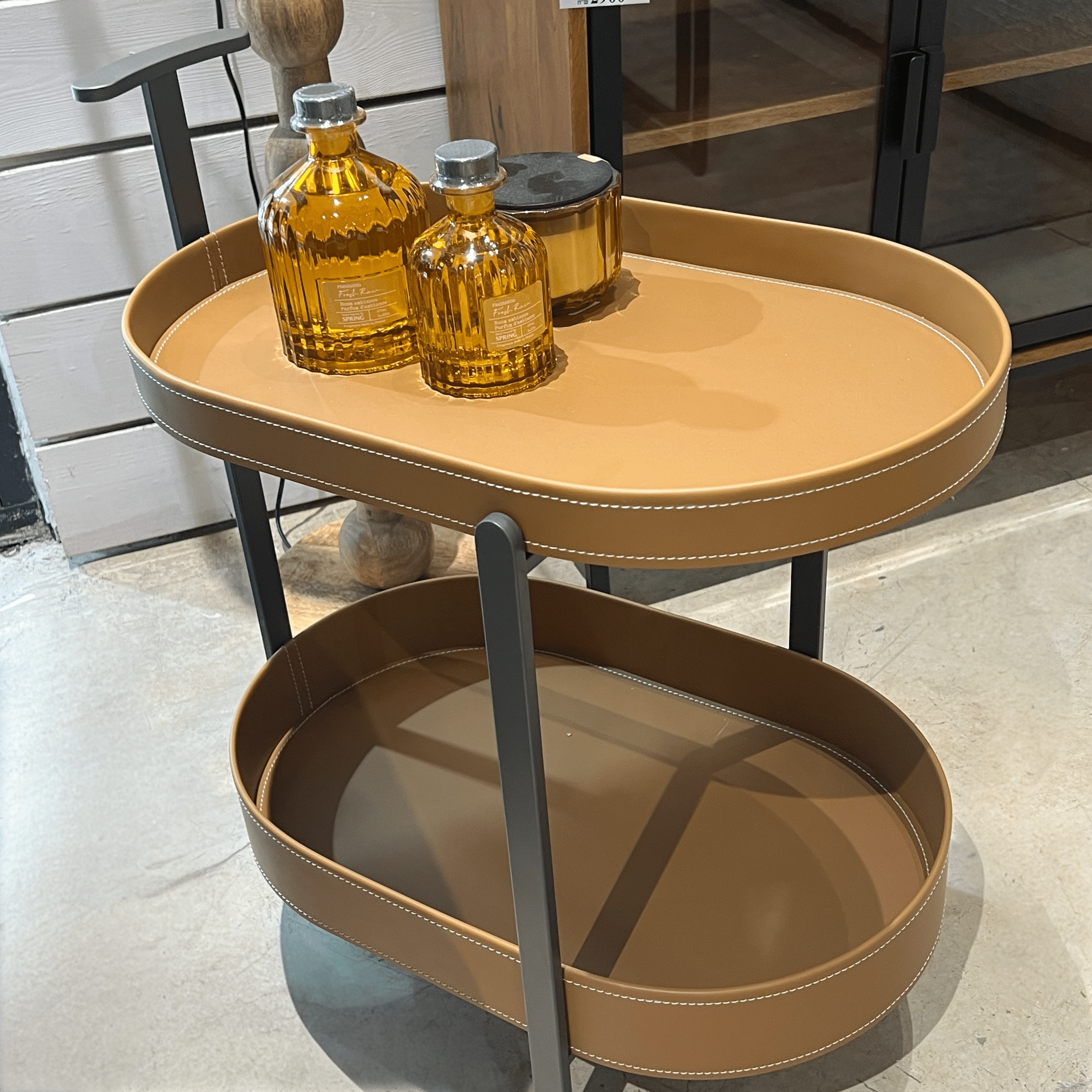 עגלת משקאות מעוצבת דמוי עור כאמל דגם סופיטל עגלת משקאות מעוצבת דמוי עור כאמל דגם סופיטל