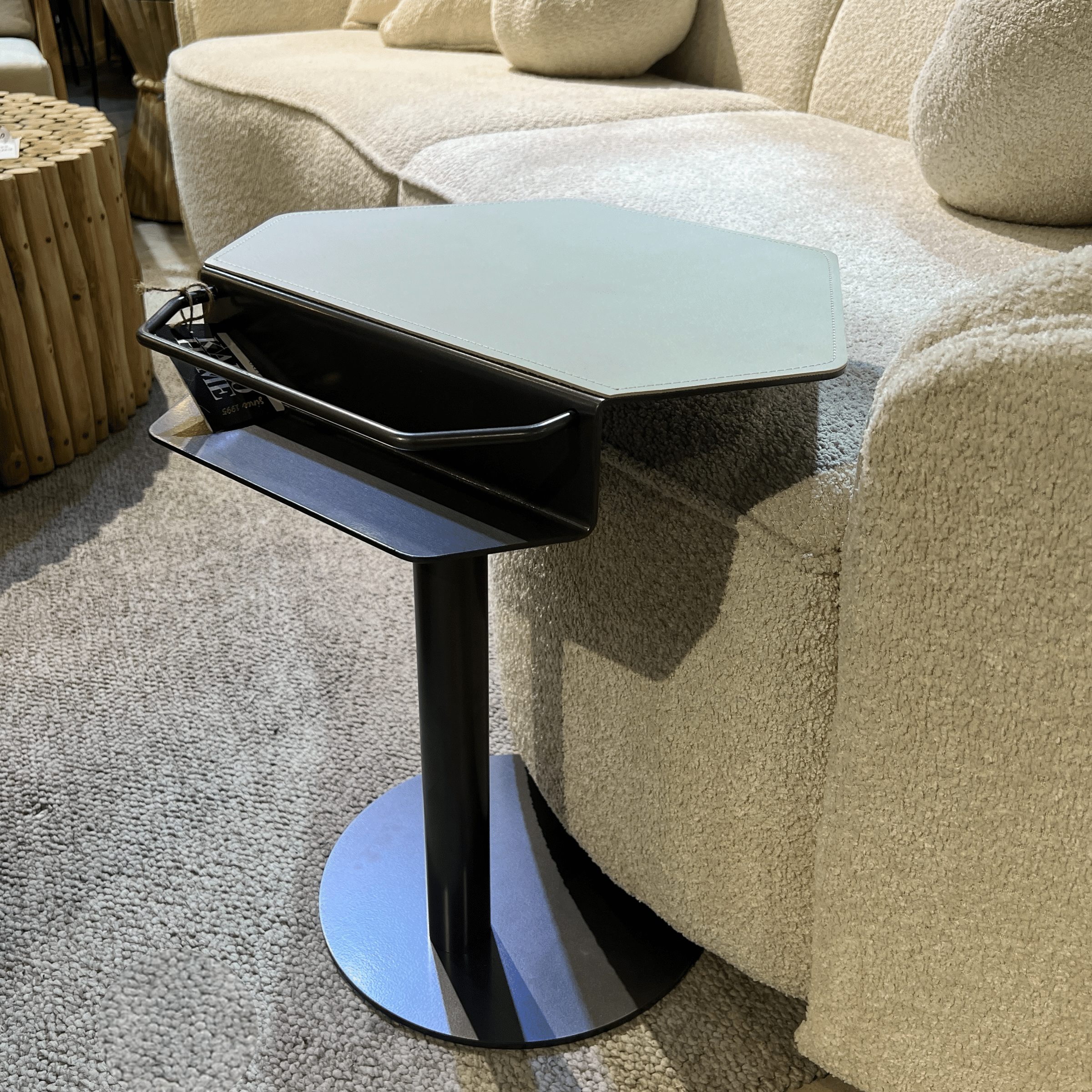 נשכן גיאומטרי דמוי עור אבן רגל ברזל שחורה דגם סופיטל נשכן גיאומטרי דמוי עור אבן רגל ברזל שחורה דגם סופיטל