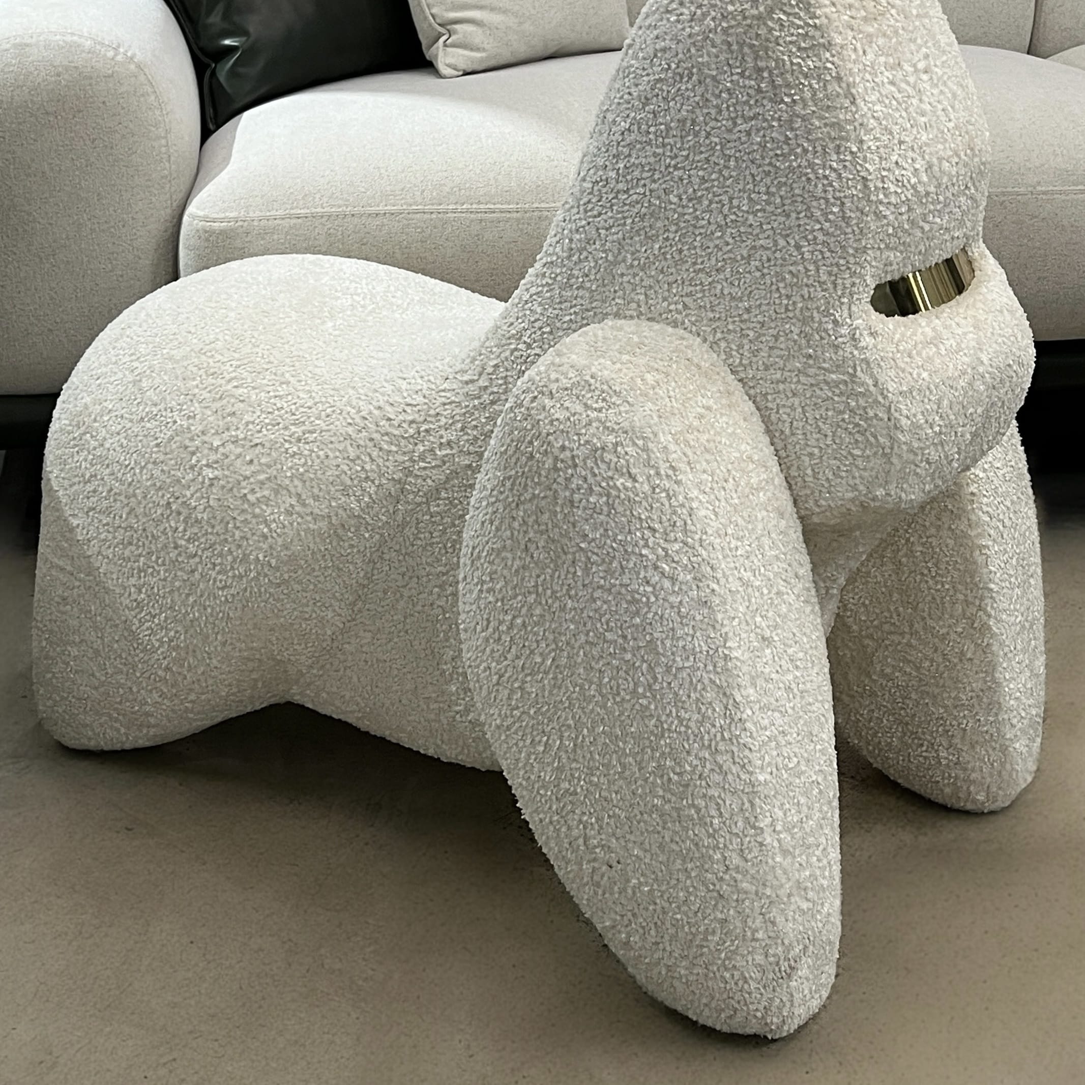 הדום גורילה יוקרתי בד בוקלה שמנת דגם סופיטל הדום גורילה יוקרתי בד בוקלה שמנת דגם סופיטל