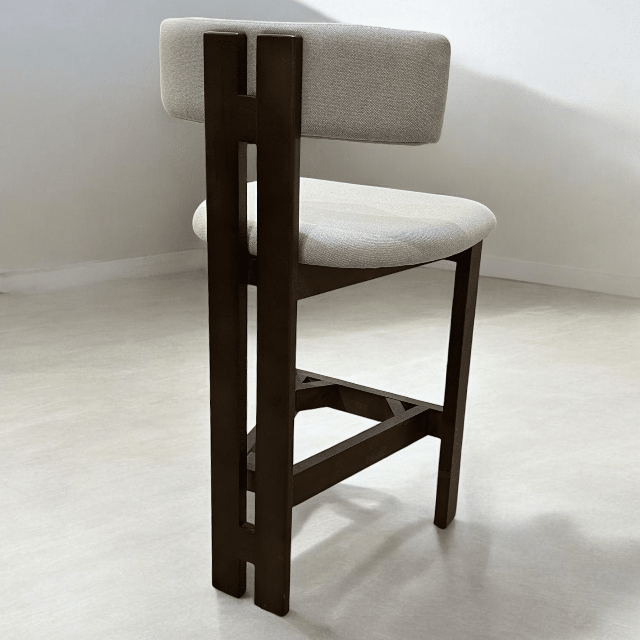 כסא בר פאלם אריג אבן רגל עץ אגוז דגם סופיטל כסא בר פאלם אריג אבן רגל עץ אגוז דגם סופיטל