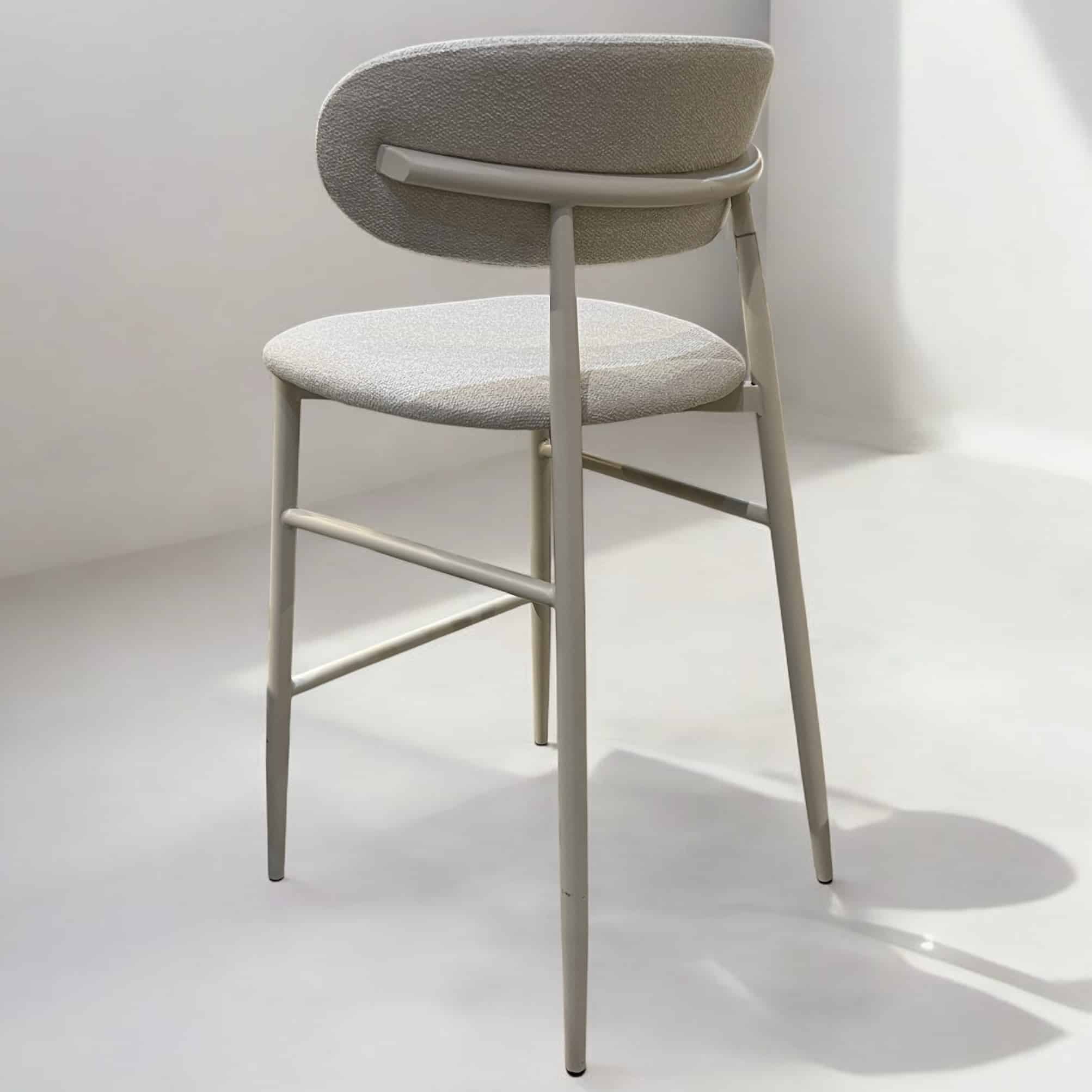 כיסא בר מעוצב מלאני אריג אבן רגל שמנת דגם סופיטל - עכשיו במלאי! כיסא בר מעוצב מלאני אריג אבן רגל שמנת דגם סופיטל - עכשיו במלאי!