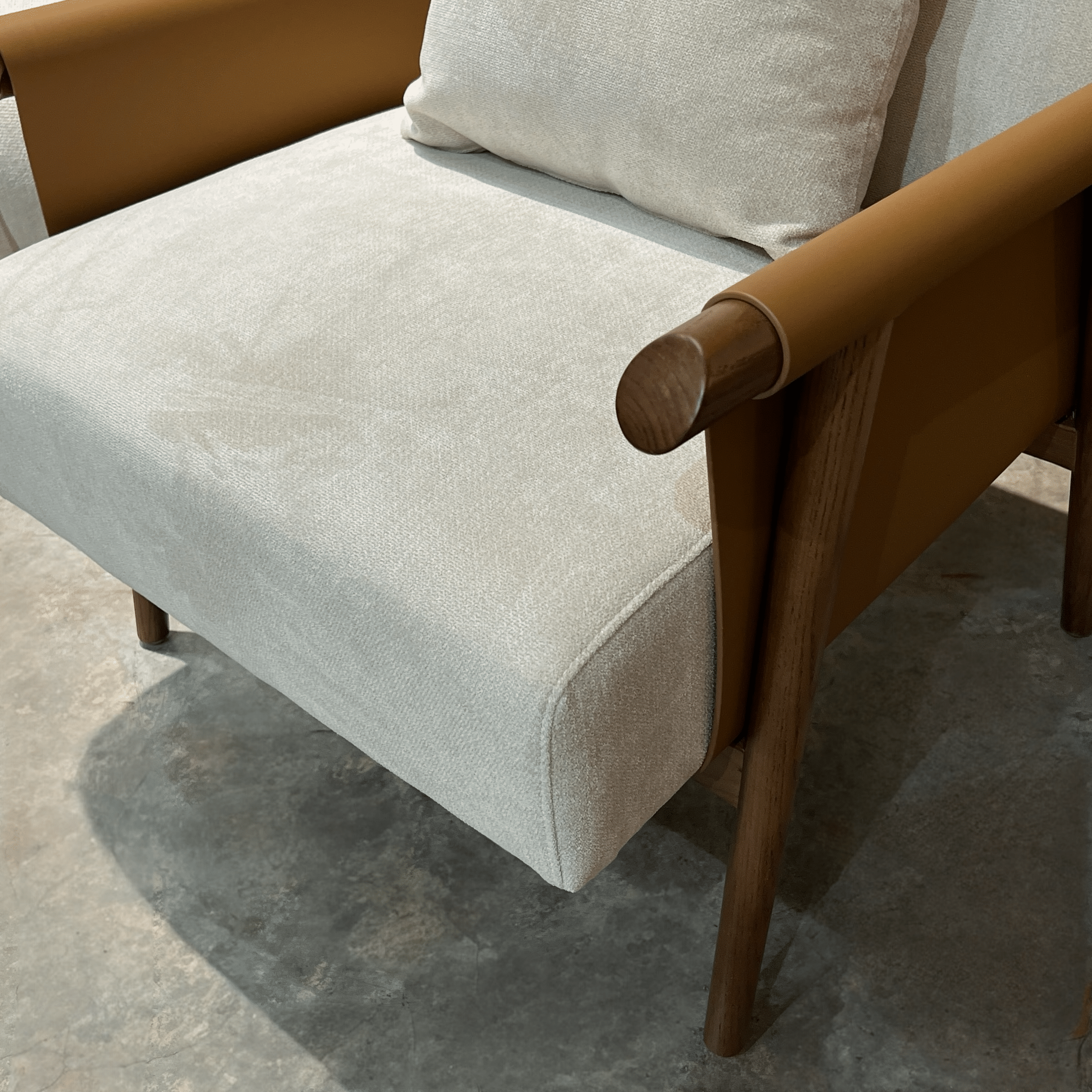 כורסא רולי אריג אבן שילוב דמוי עור כאמל רגל עץ דגם סופיטל