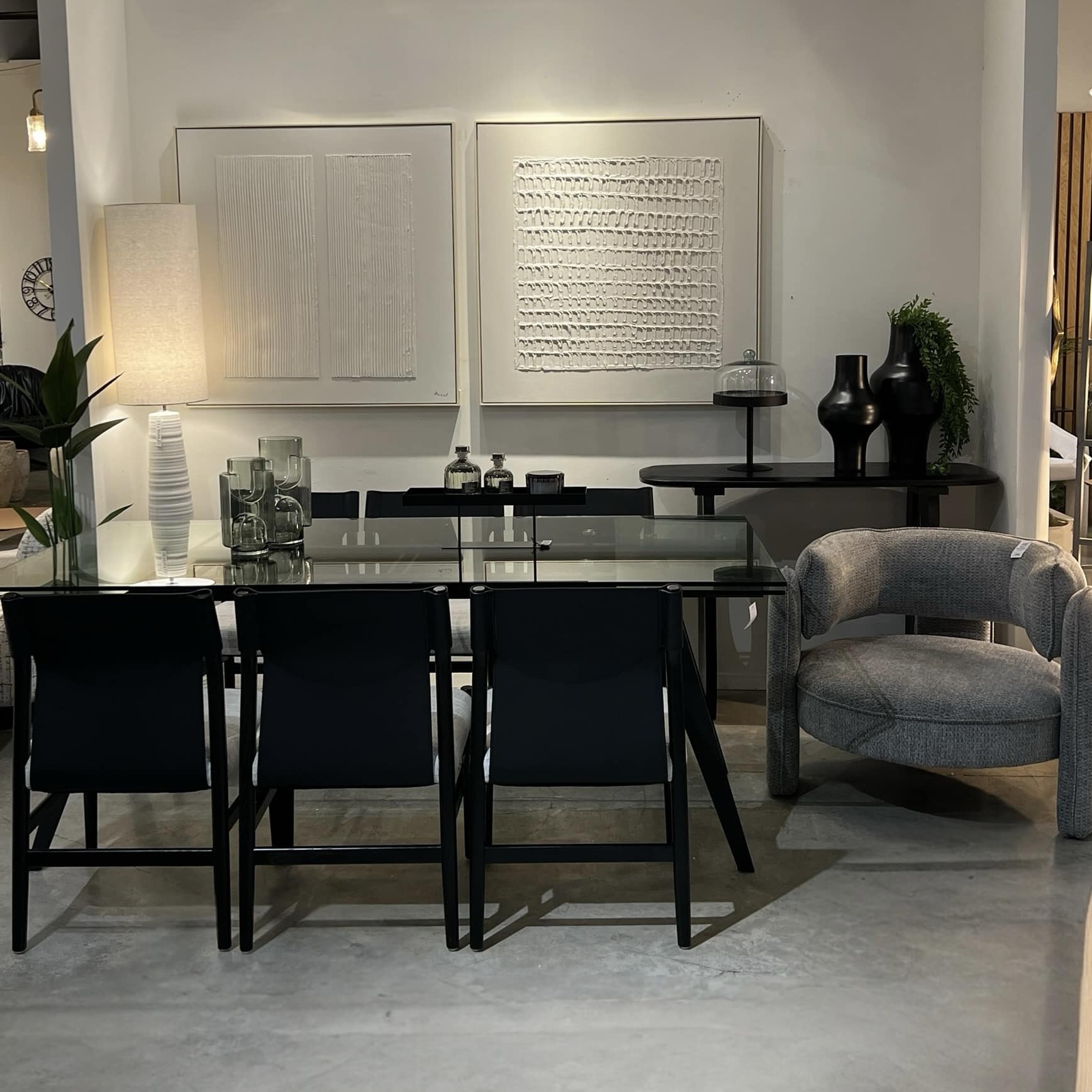 שולחן אוכל יוקרתי זכוכית מחוסמת ורגל שחורה דגם הלן שולחן אוכל יוקרתי זכוכית מחוסמת ורגל שחורה דגם הלן