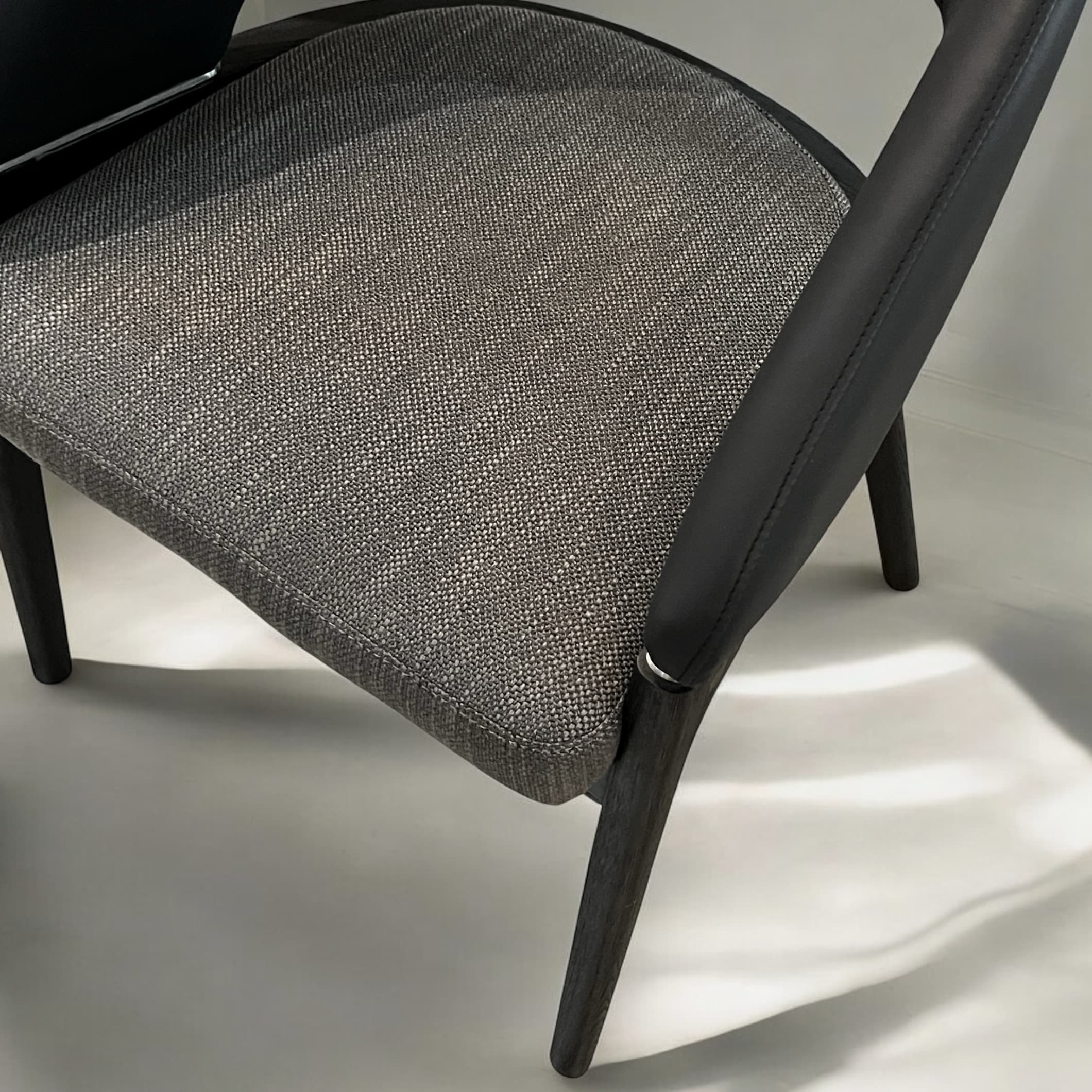 כסא דונה מושב אריג אפור גב דמוי עור שחור דגם סופיטל כסא דונה מושב אריג אפור גב דמוי עור שחור דגם סופיטל