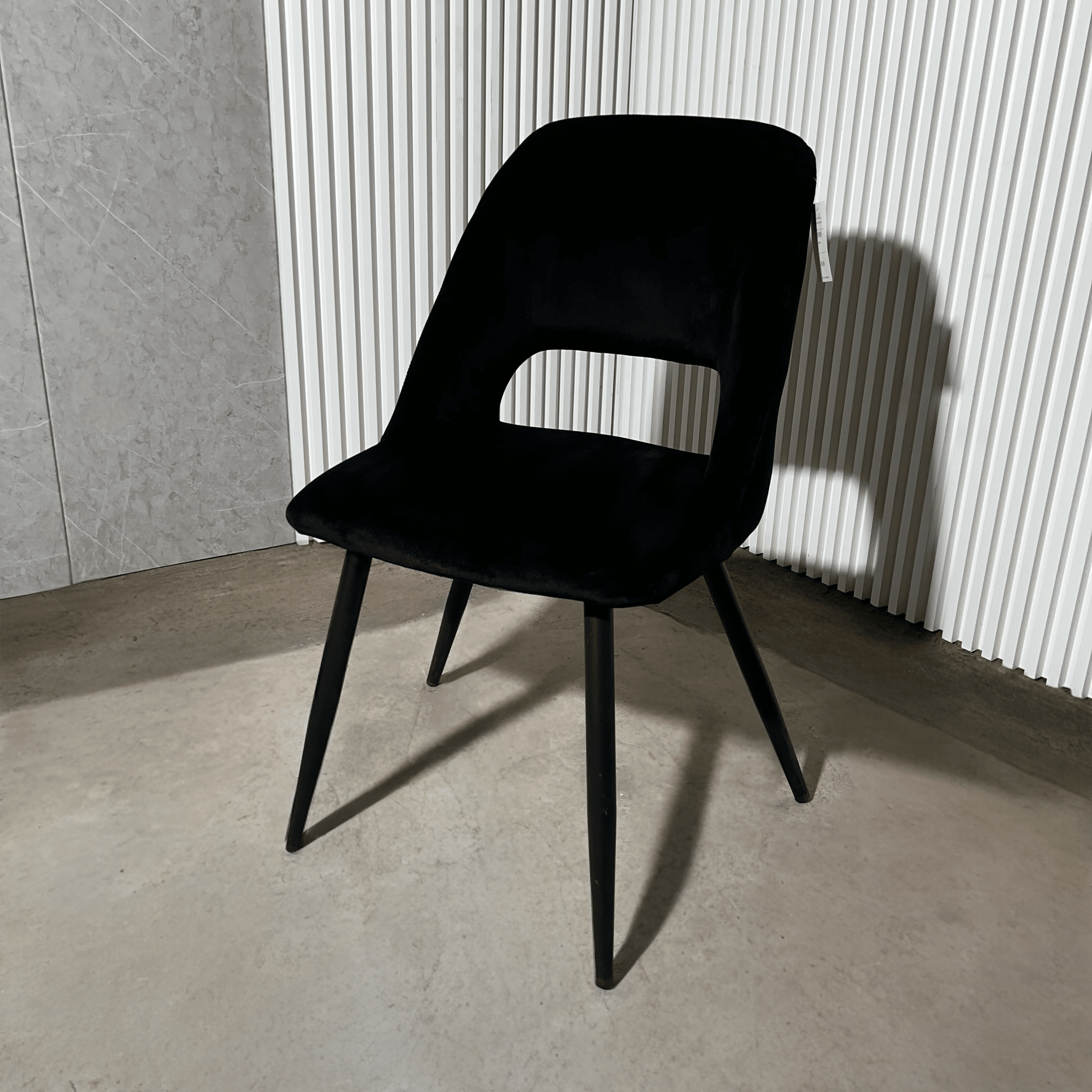 כסא יוקרתי קטיפה שחורה דגם ג׳ון - אחרונים בחיסול! כסא יוקרתי קטיפה שחורה דגם ג׳ון - אחרונים בחיסול!