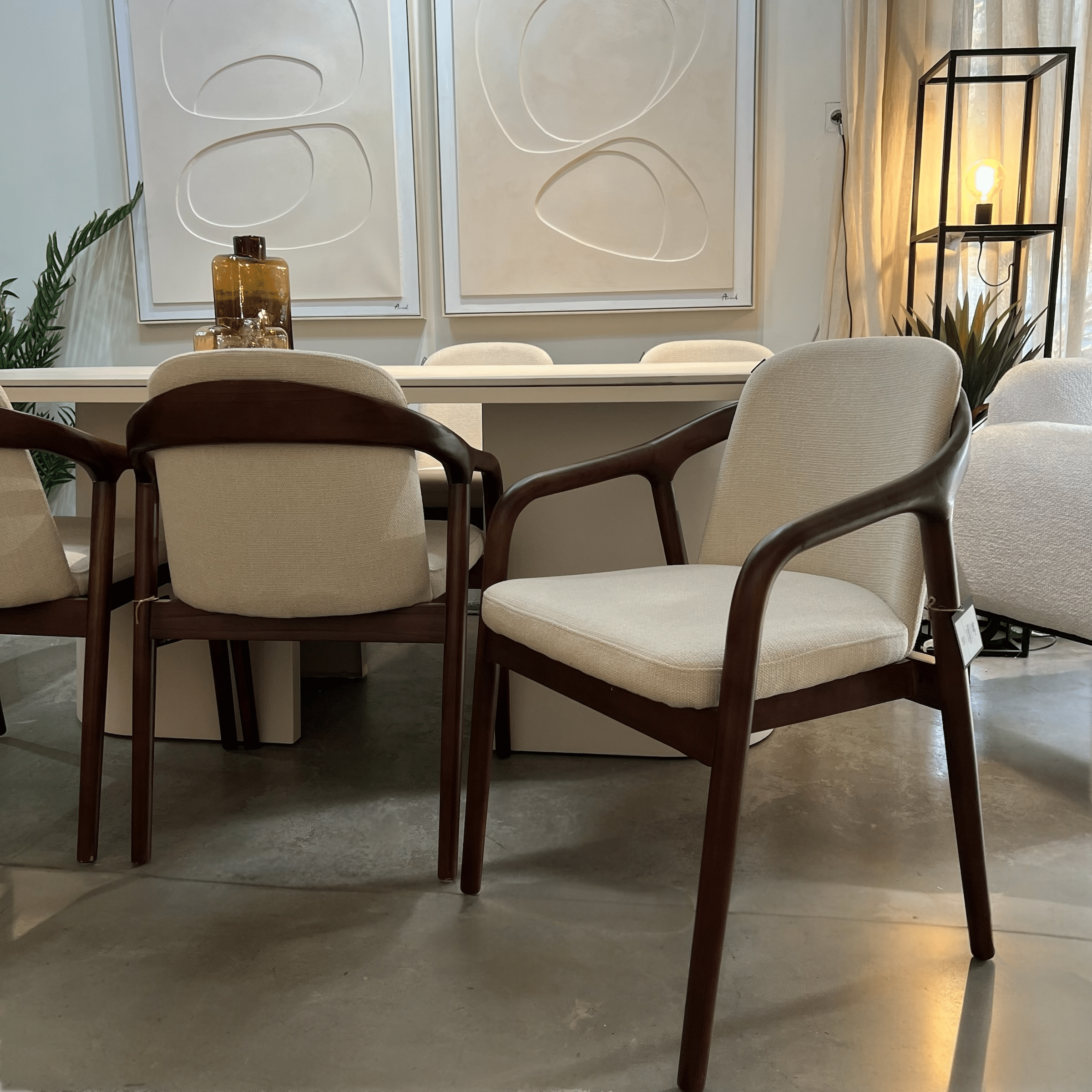 כיסא מעוצב קסיאס אגוז בד אריג בז דגם סופיטל כיסא מעוצב קסיאס אגוז בד אריג בז דגם סופיטל