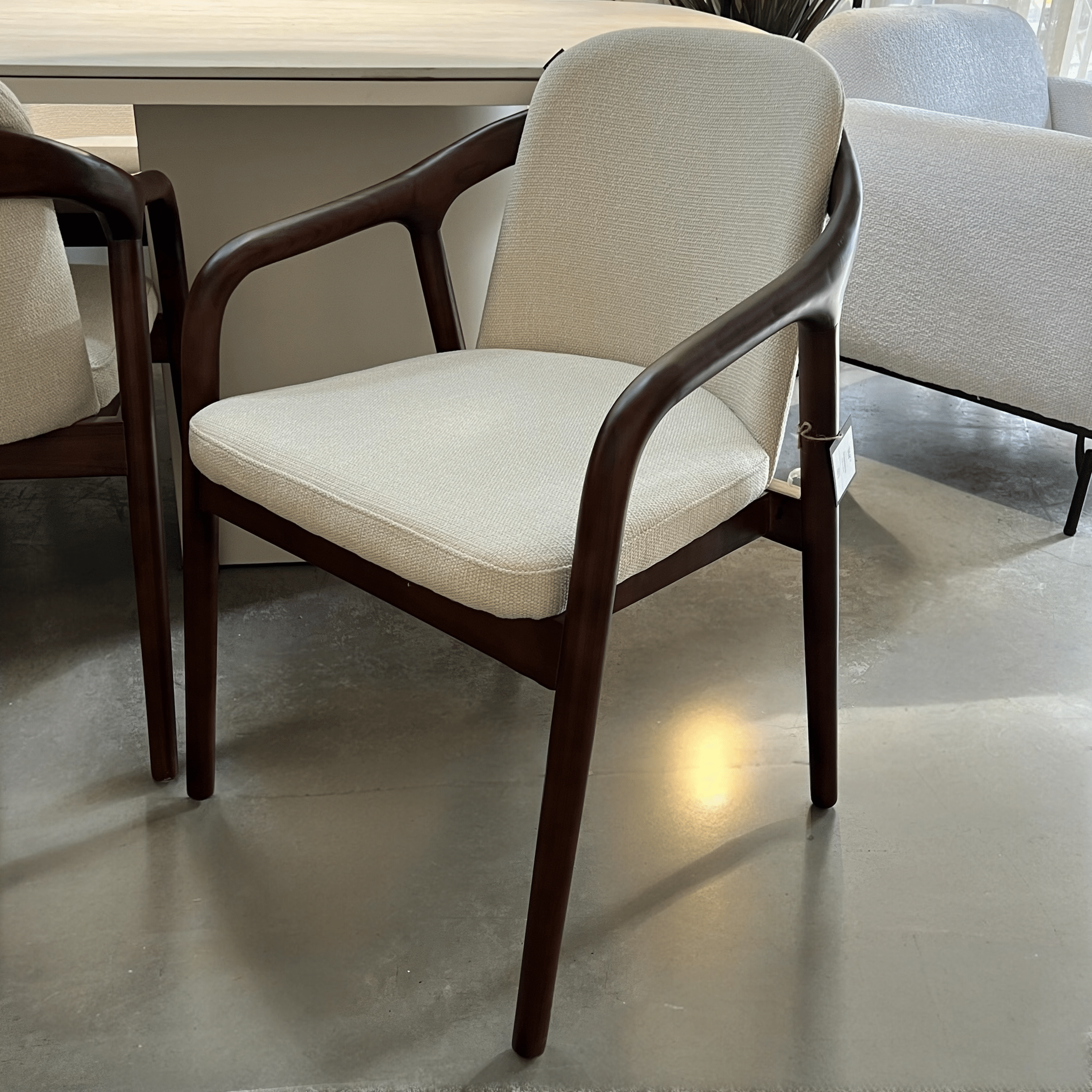 כיסא מעוצב קסיאס אגוז בד אריג בז דגם סופיטל כיסא מעוצב קסיאס אגוז בד אריג בז דגם סופיטל