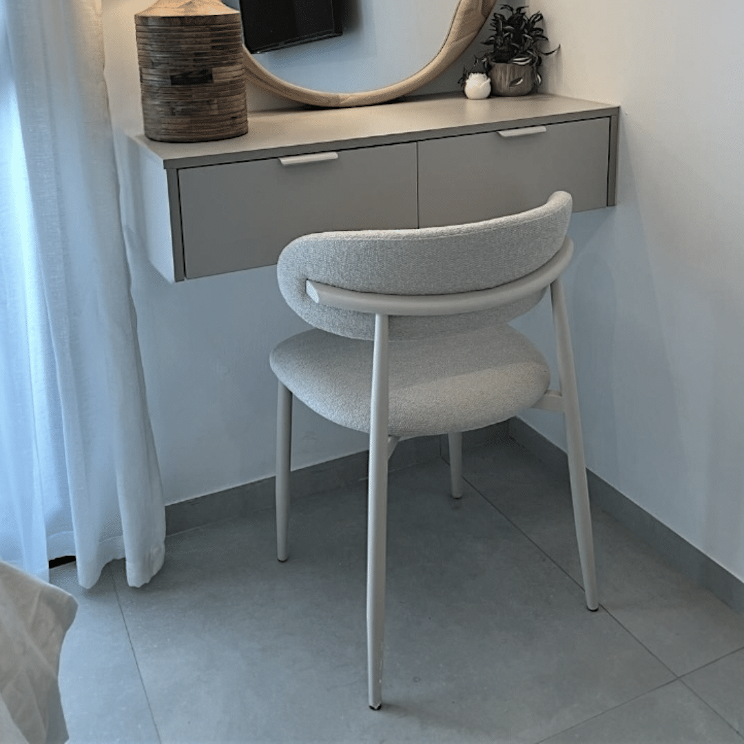 כסא מעוצב מלאני אריג אבן רגל שמנת דגם סופיטל כסא מעוצב מלאני אריג אבן רגל שמנת דגם סופיטל