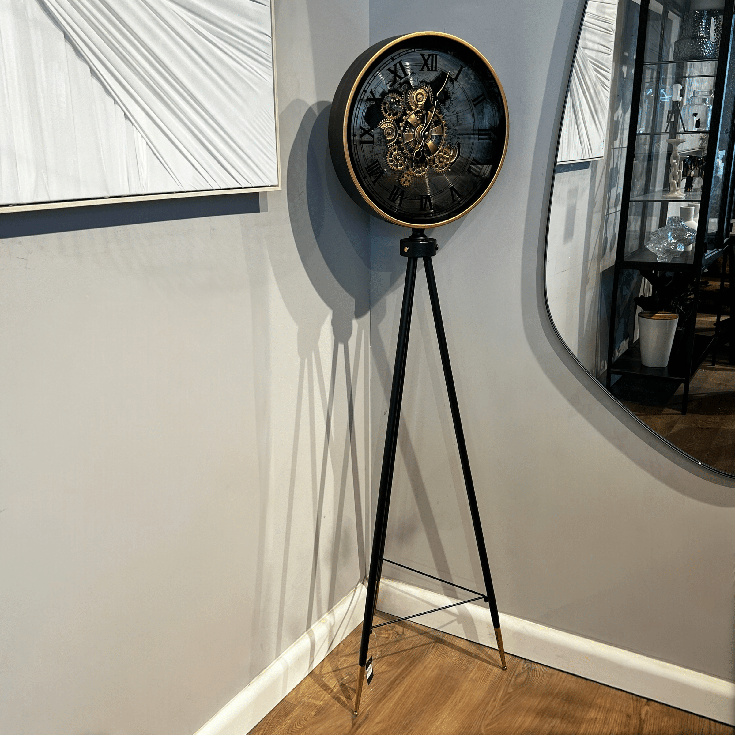 שעון רצפתי ברזל זכוכית רקע זהב רגל שחורה דגם איקו שעון רצפתי ברזל זכוכית רקע זהב רגל שחורה דגם איקו