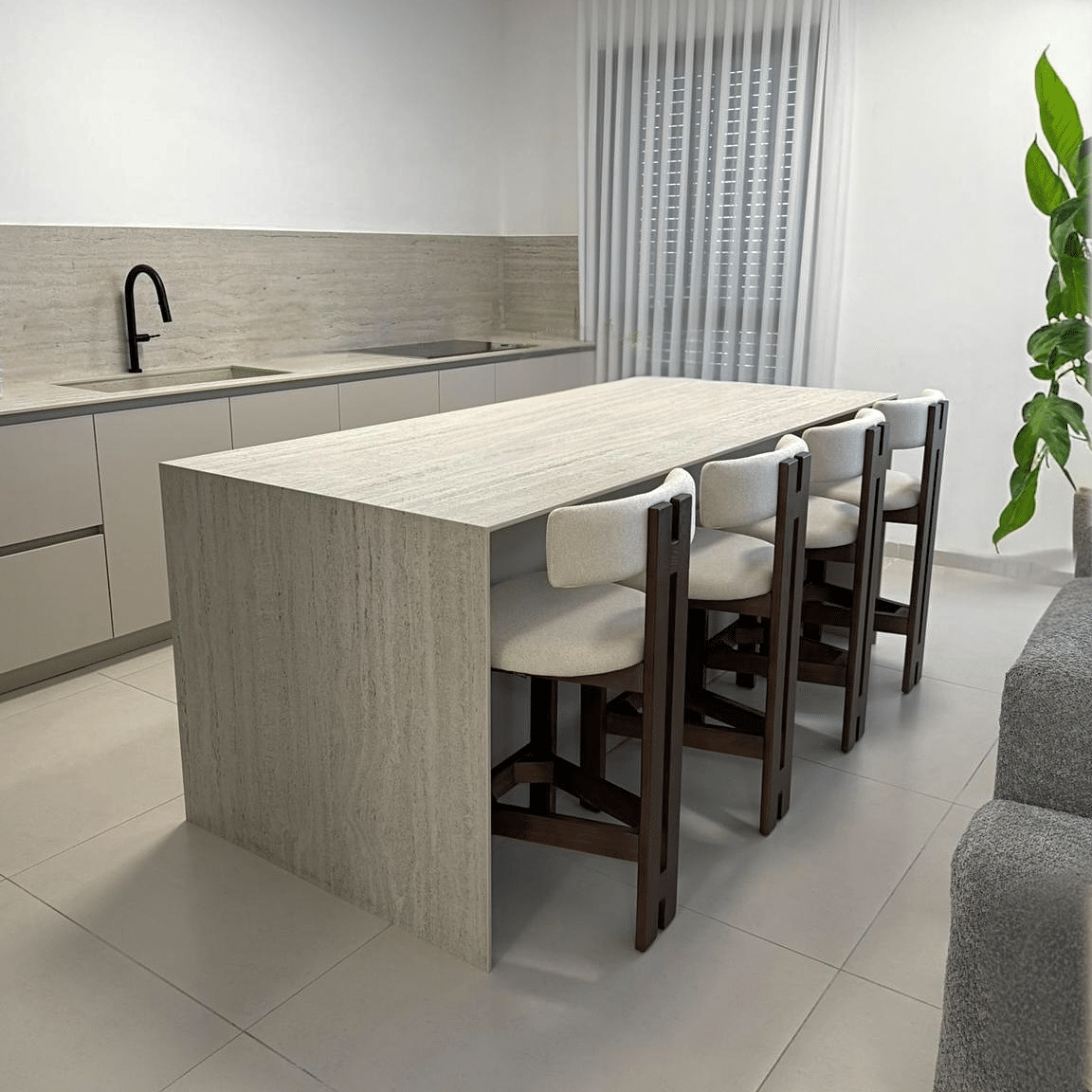 כסא בר פאלם אריג אבן רגל עץ אגוז דגם סופיטל כסא בר פאלם אריג אבן רגל עץ אגוז דגם סופיטל