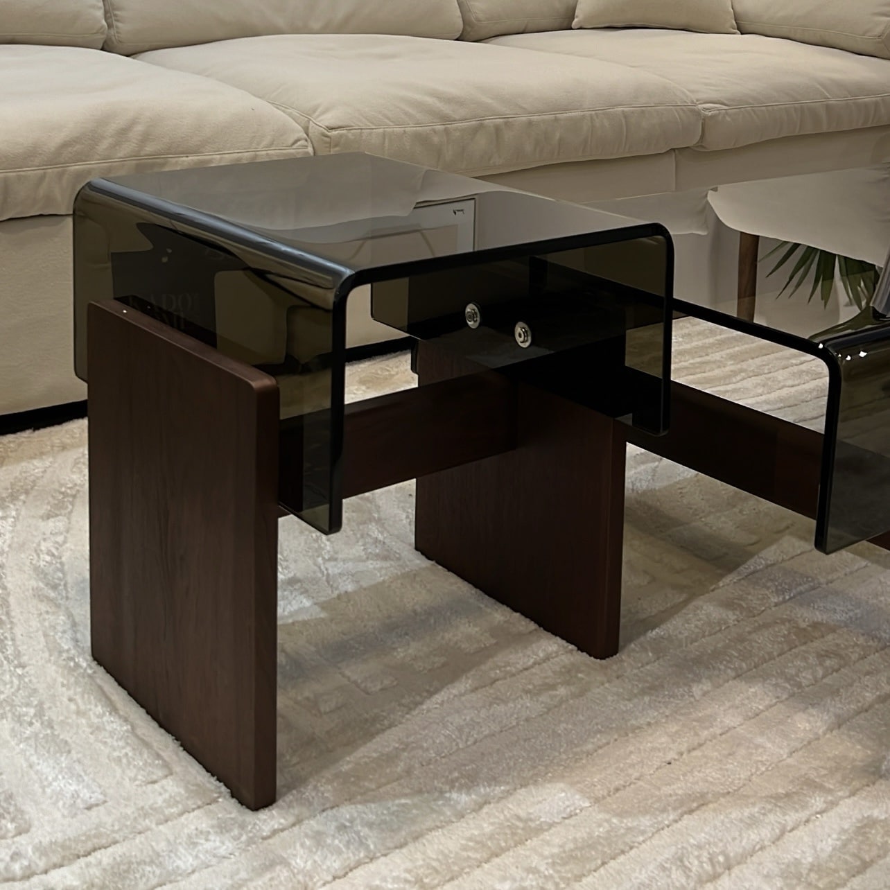 שולחן צד יוקרתי זכוכית חומה רגל עץ דגם פלור שולחן צד יוקרתי זכוכית חומה רגל עץ דגם פלור