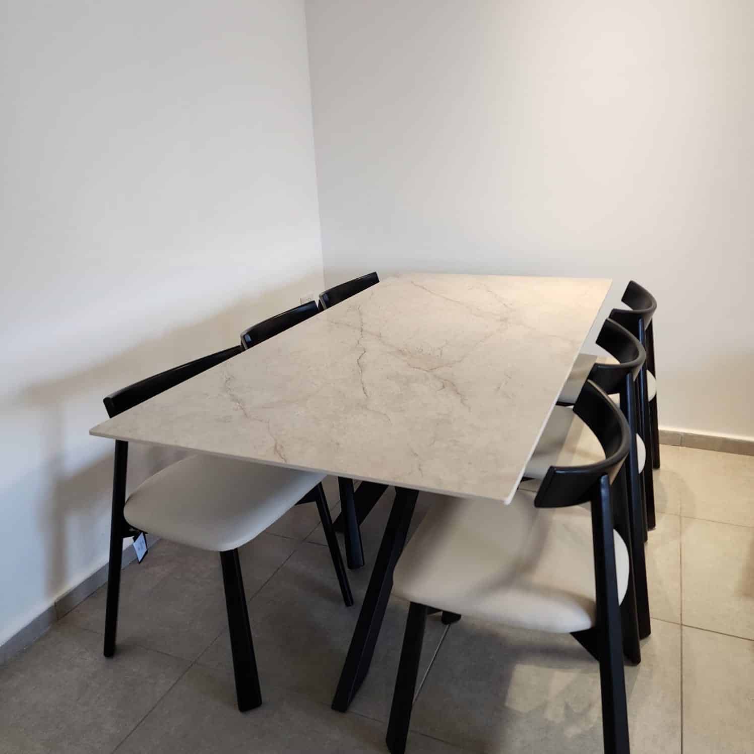 שולחן אוכל יוקרתי פורצלן גרניט אבן מבריק דגם לאקי | חיסול! פגמים קלים