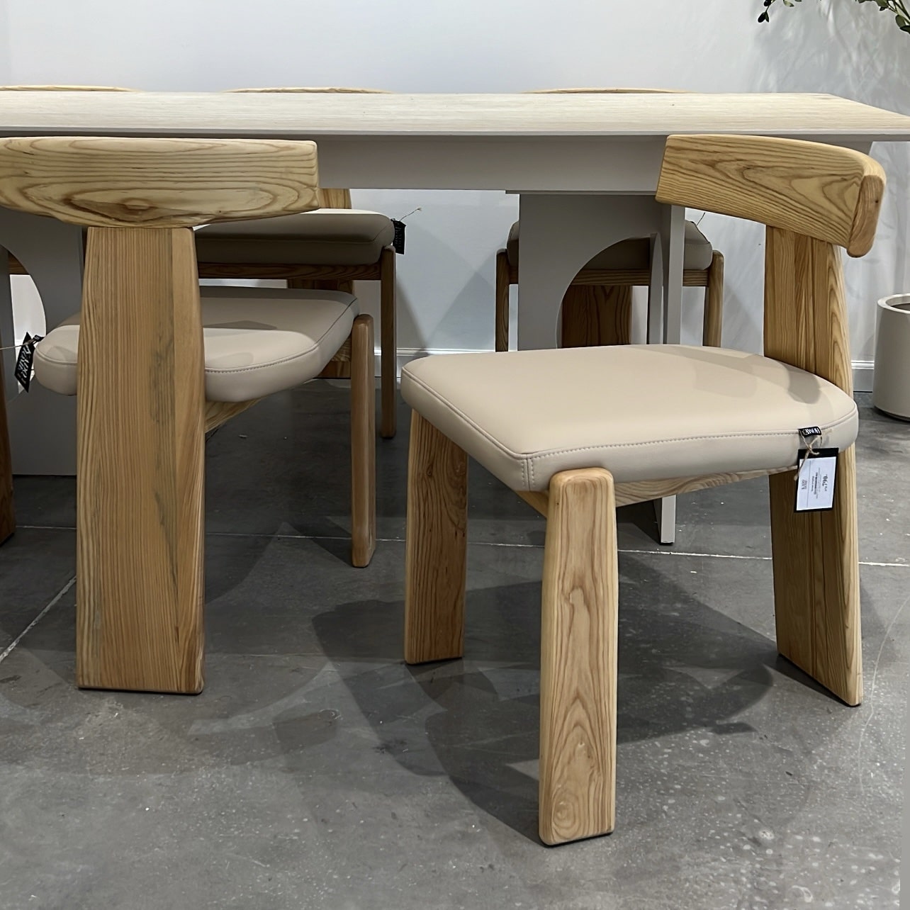 כסא בוטושן דמוי עור אבן רגל עץ אלון דגם סופיטל כסא בוטושן דמוי עור אבן רגל עץ אלון דגם סופיטל