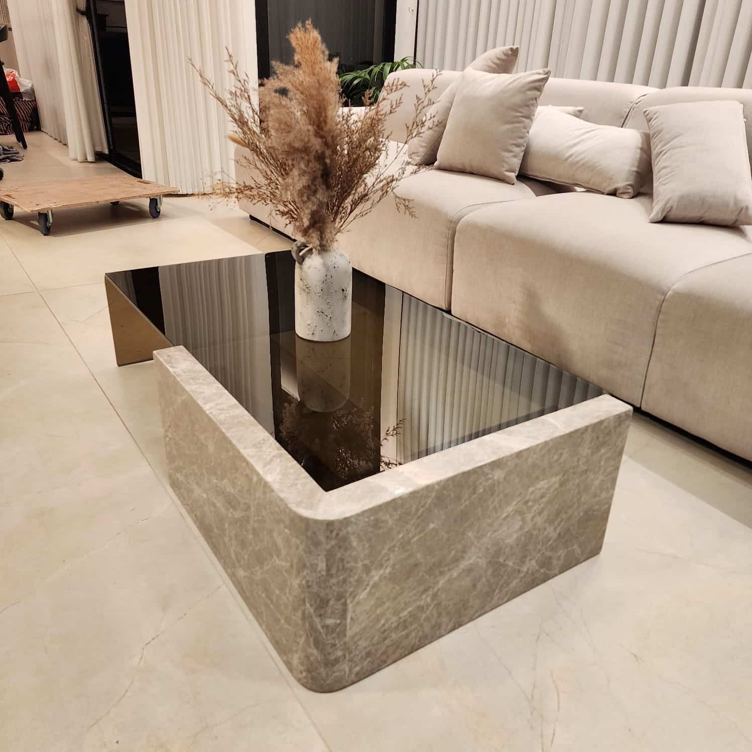 שולחן סלון יוקרתי מלבני זכוכית חומה רגל שיש דגם פלור - limited edition!