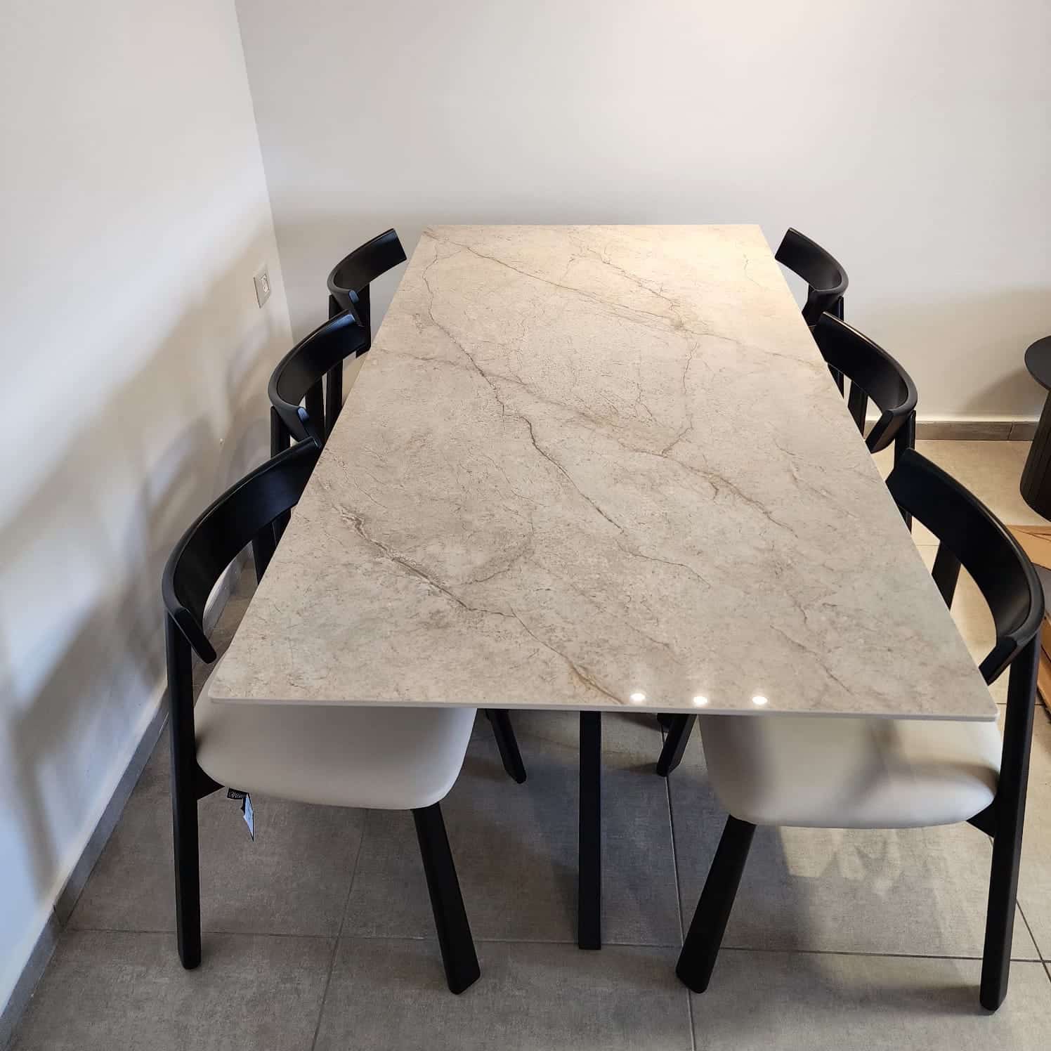 שולחן אוכל יוקרתי פורצלן גרניט אבן מבריק דגם לאקי | חיסול! פגמים קלים