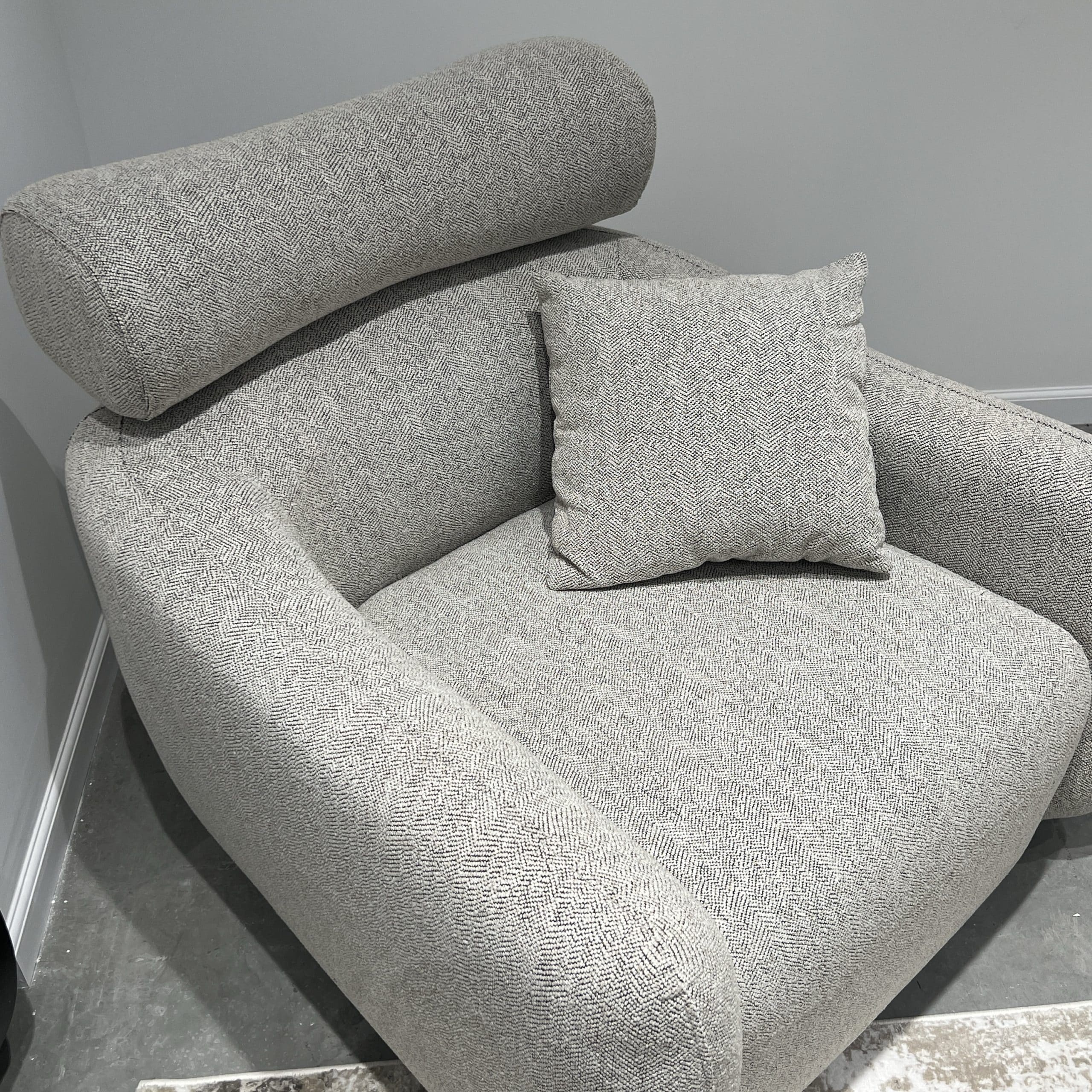 כורסא מעוצבת מקלן אריג אפור אבן דגם סופיטל - אחרונה במלאי! כורסא מעוצבת מקלן אריג אפור אבן דגם סופיטל - אחרונה במלאי!