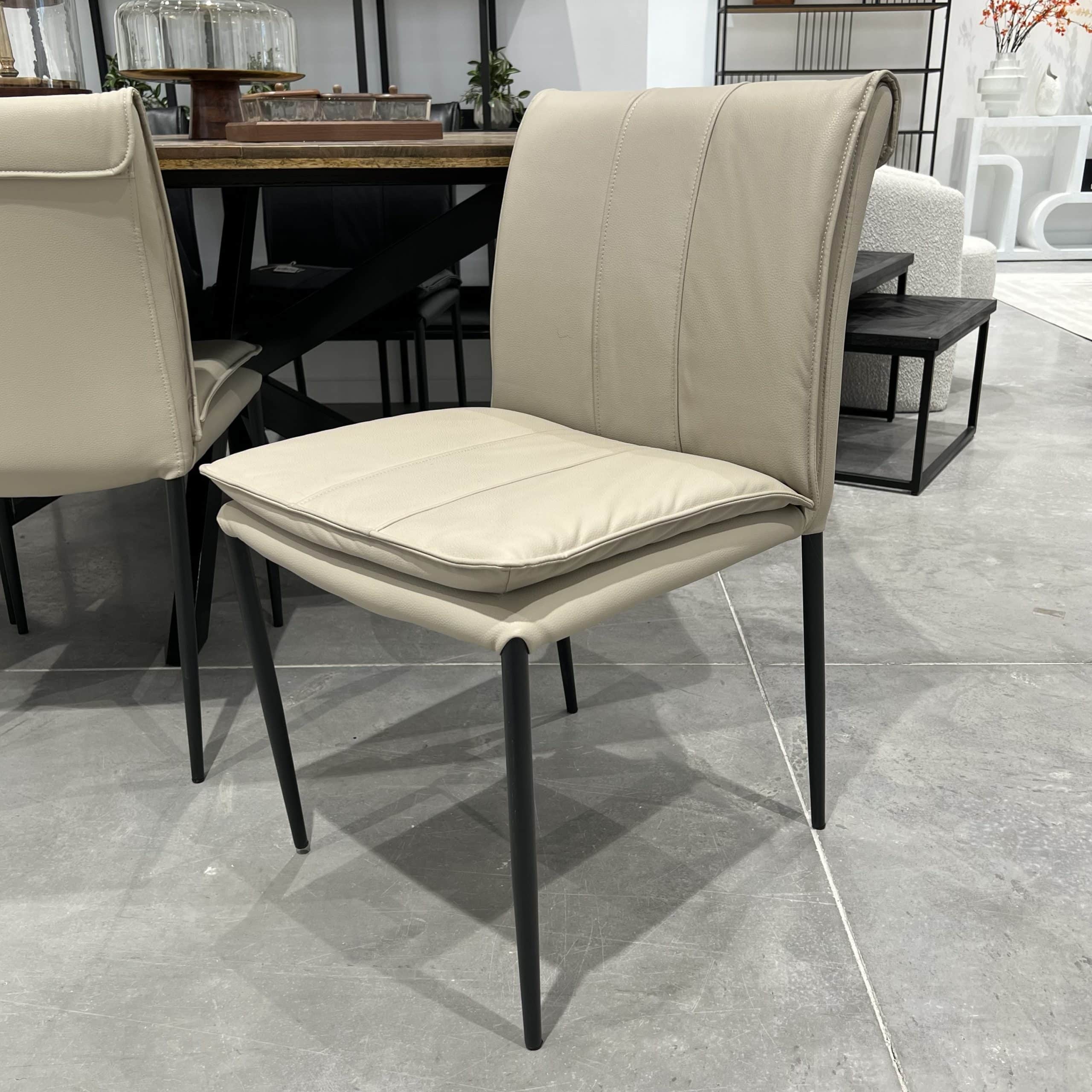 כסא מקאו דמוי עור קפוצ׳ינו רגל שחורה דגם סופיטל - 2 אחרונים! כסא מקאו דמוי עור קפוצ׳ינו רגל שחורה דגם סופיטל - 2 אחרונים!