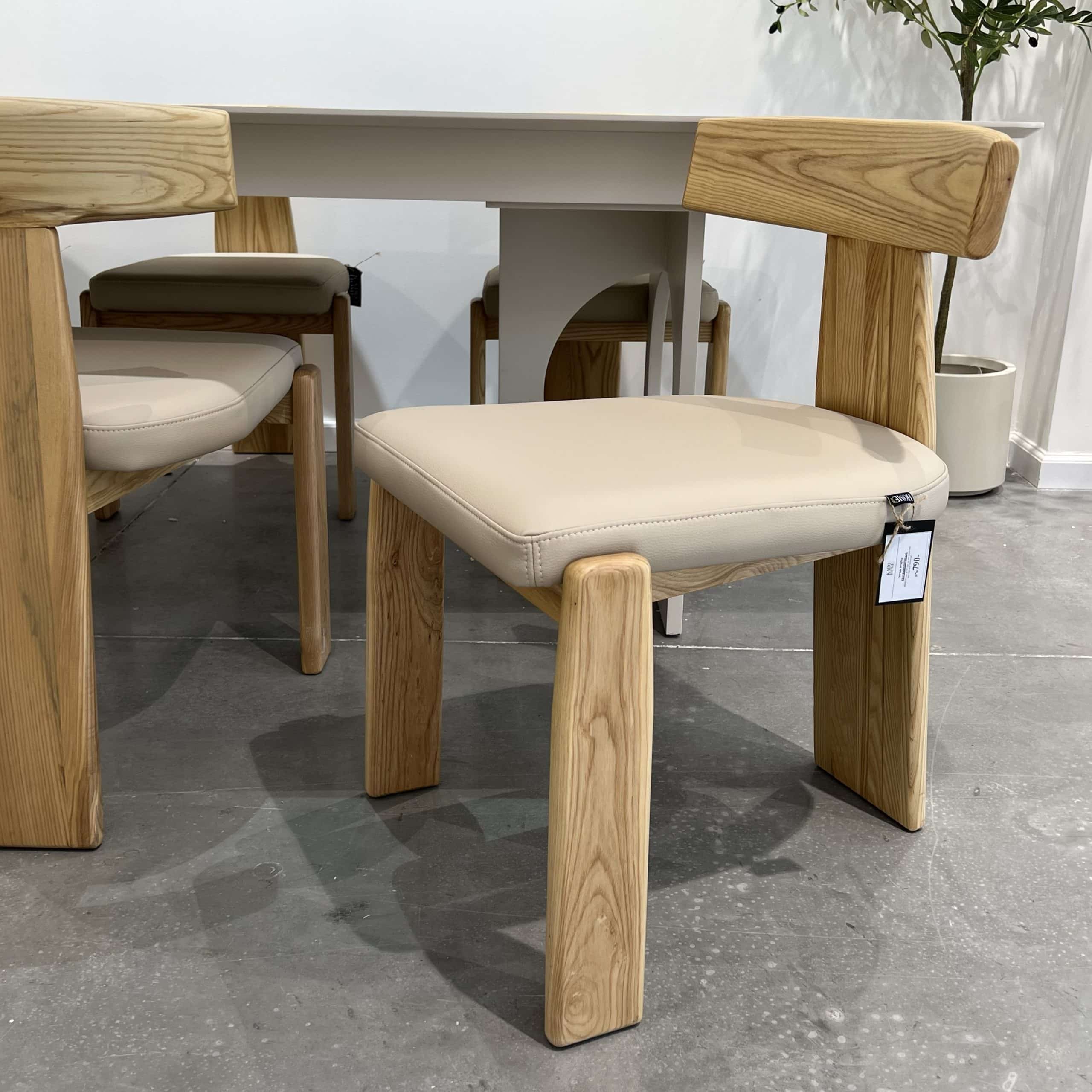 כסא בוטושן דמוי עור אבן רגל עץ אלון דגם סופיטל כסא בוטושן דמוי עור אבן רגל עץ אלון דגם סופיטל