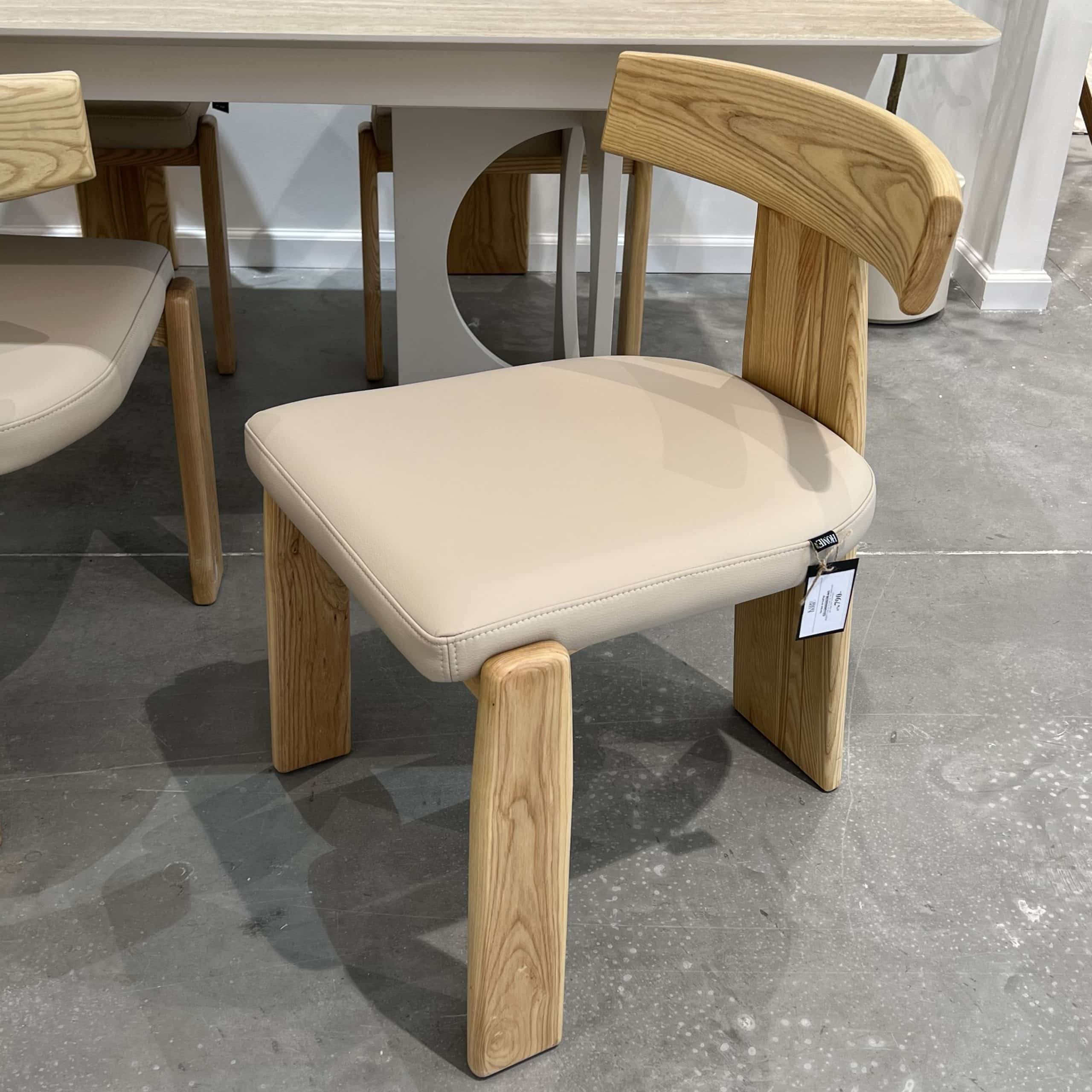 כסא בוטושן דמוי עור אבן רגל עץ אלון דגם סופיטל כסא בוטושן דמוי עור אבן רגל עץ אלון דגם סופיטל