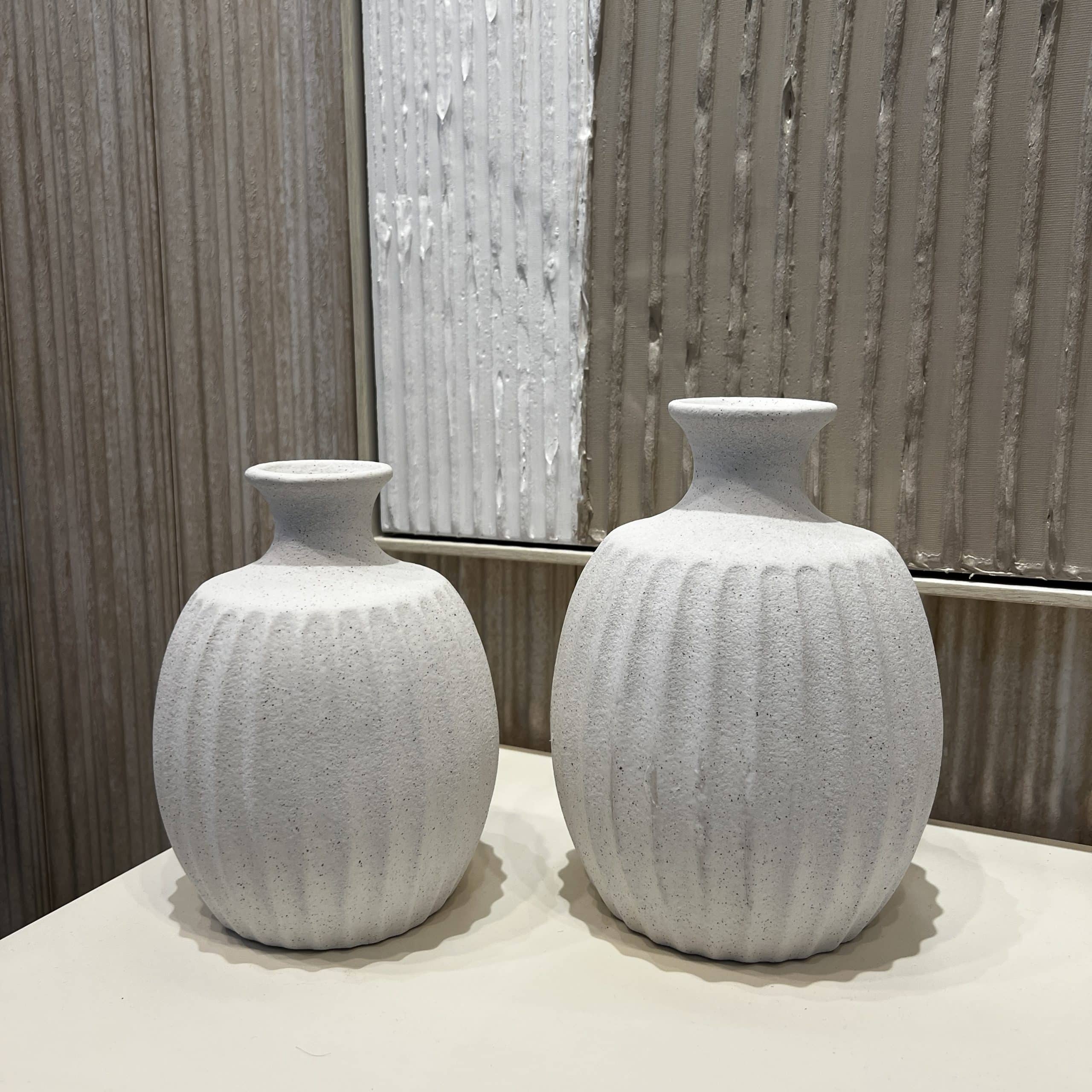 כד קרמיקה לבן חריטות לאורך דגם איקו כד קרמיקה לבן חריטות לאורך דגם איקו